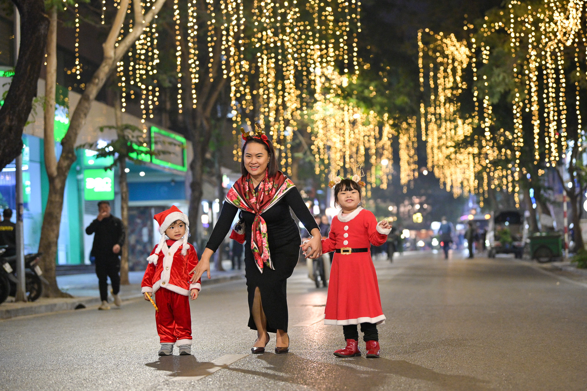 Con đường vào nhà thờ Hàm Long cũng được trang trí bằng nhiều bóng đèn led tạo nên khung cảnh lung linh, huyền ảo. Con đường vào nhà thờ Hàm Long cũng được trang trí bằng nhiều bóng đèn led tạo nên khung cảnh lung linh, huyền ảo.