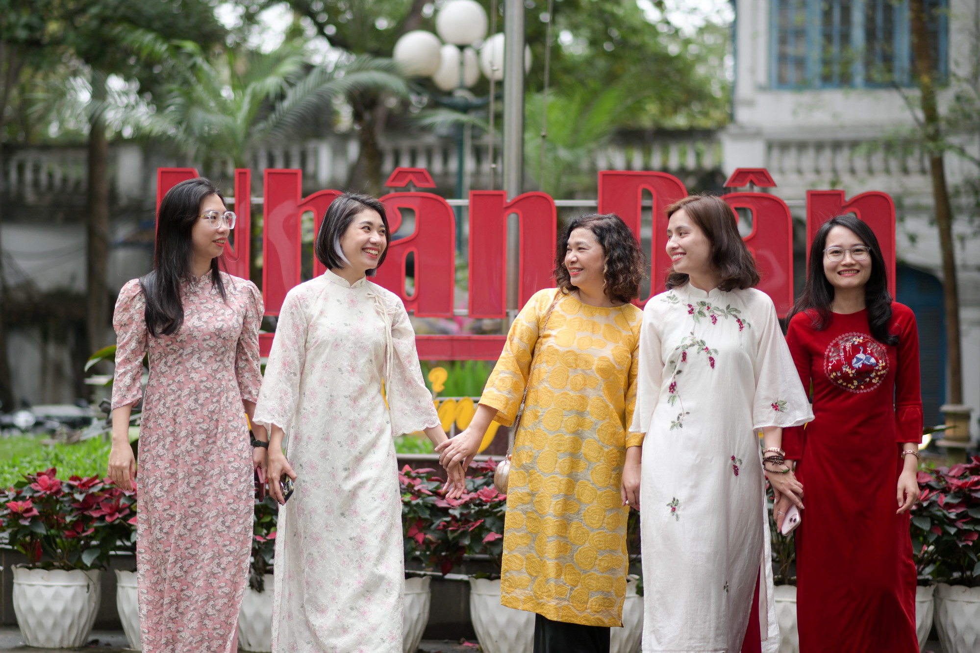 Trong “Tuần lễ áo dài”, ngoài việc vận động hội viên mặc áo dài, áo dân tộc, Ban Chấp hành Công đoàn Báo Nhân Dân còn tổ chức cuộc thi ảnh “Vẻ đẹp phụ nữ Báo Nhân Dân trong tà áo dài”.