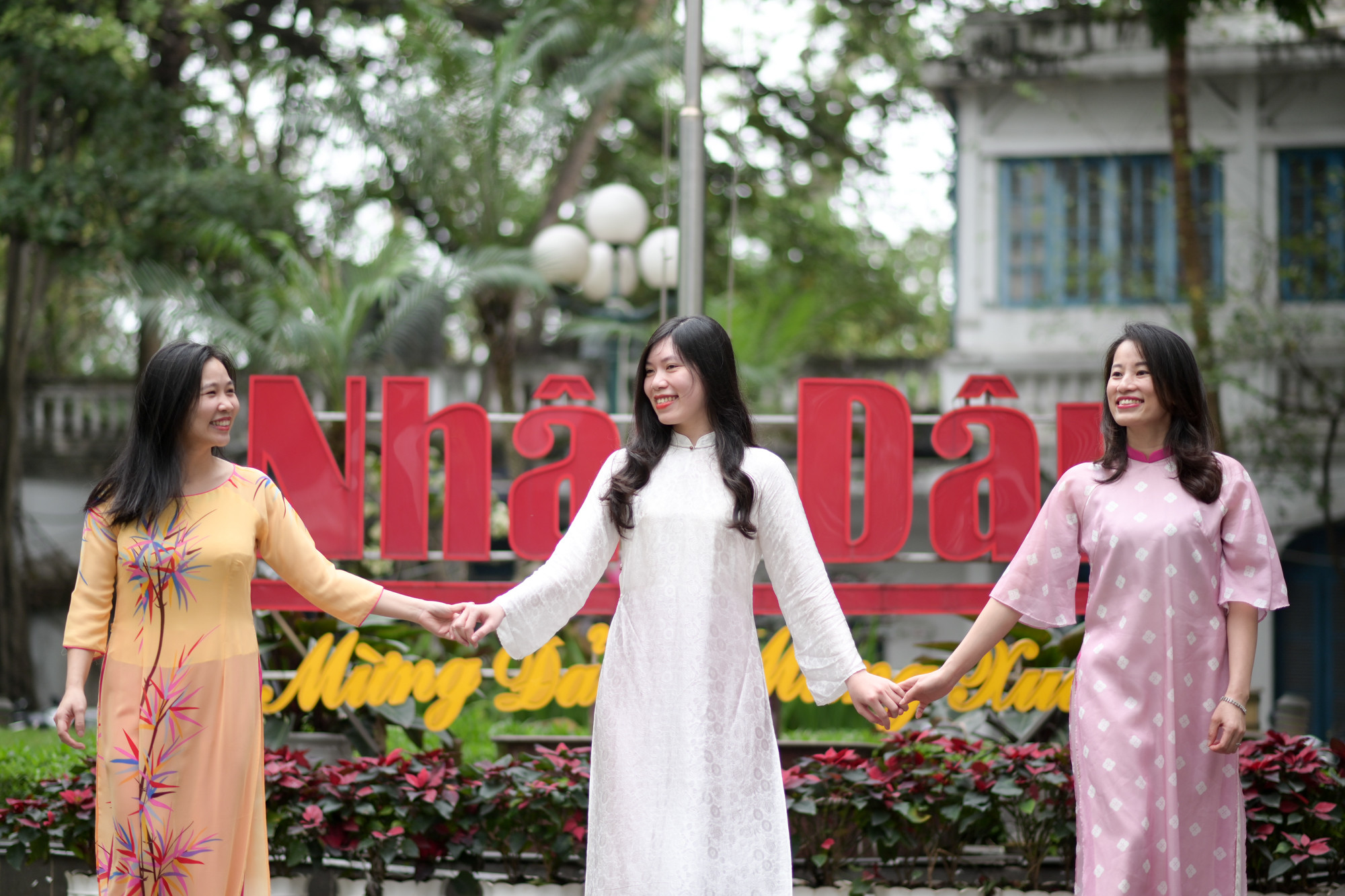 Các nữ cán bộ phóng viên, nhân viên Báo Nhân Dân trở nên duyên dáng, xinh đẹp hơn trong những tà áo dài truyền thống.