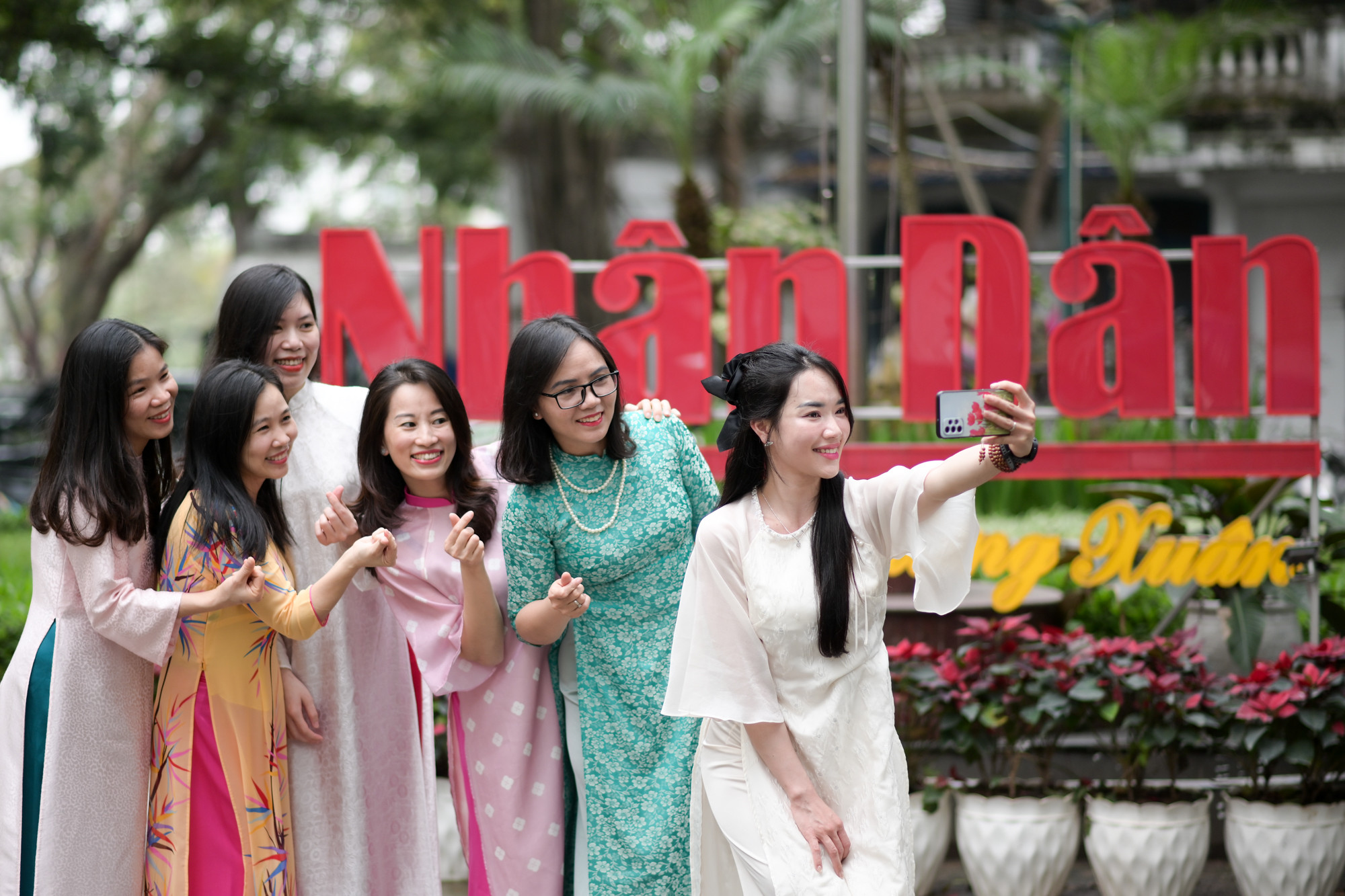 Cùng nhau ghi lại khoảnh khắc đẹp tại khuôn viên tòa soạn Báo Nhân Dân.