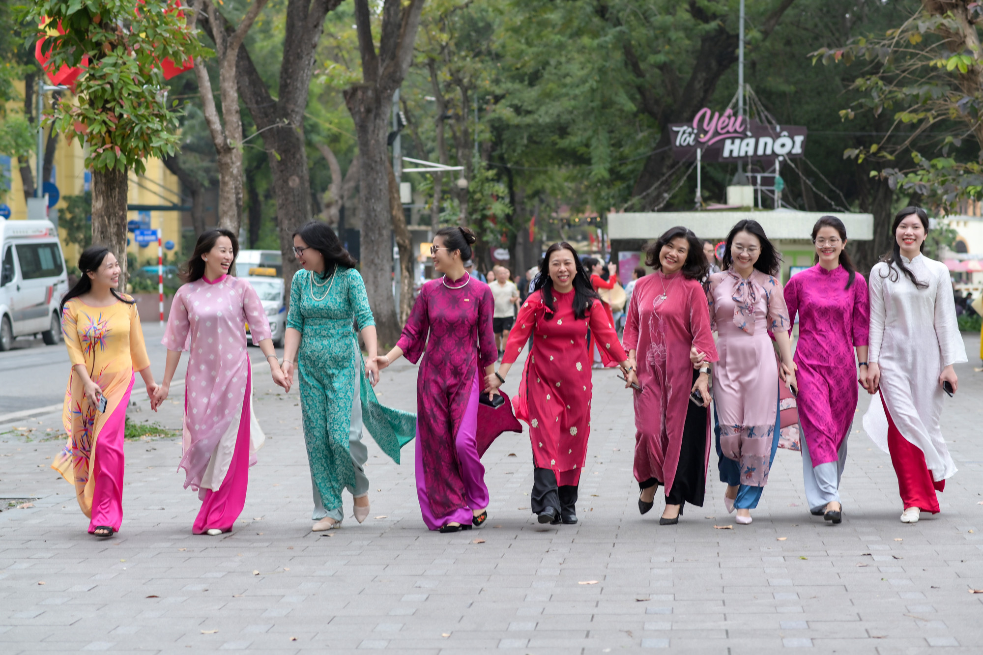 Tập thể nữ cán bộ, phóng viên Ban Nhân Dân điện tử thướt tha trong tà áo dài.
