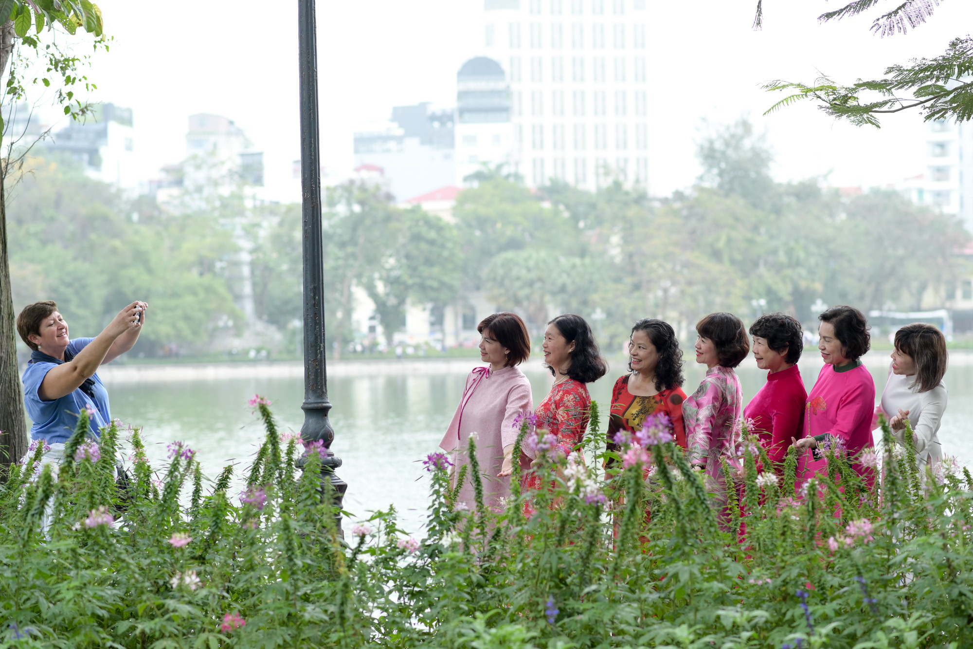 Tà áo dài luôn nhận được sự chú ý của nhiều du khách.