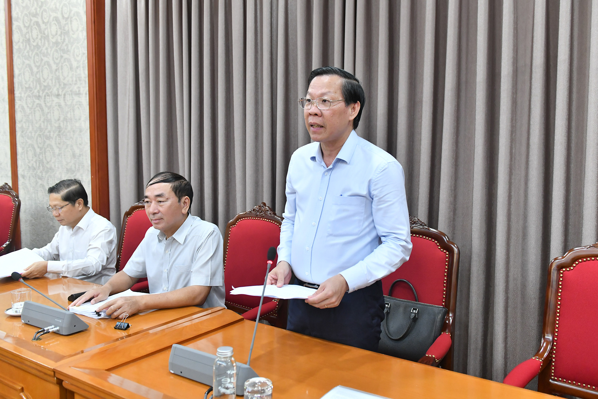Chủ tịch UBND Thành phố Hồ Chí Minh Phan Văn Mãi trình bày báo cáo tại cuộc họp.