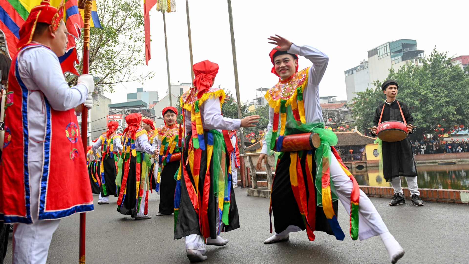 Nét độc đáo của điệu múa “Con đĩ đánh bồng” là trai giả gái với mặt hoa da phấn, động tác uyển chuyển, mềm mại.