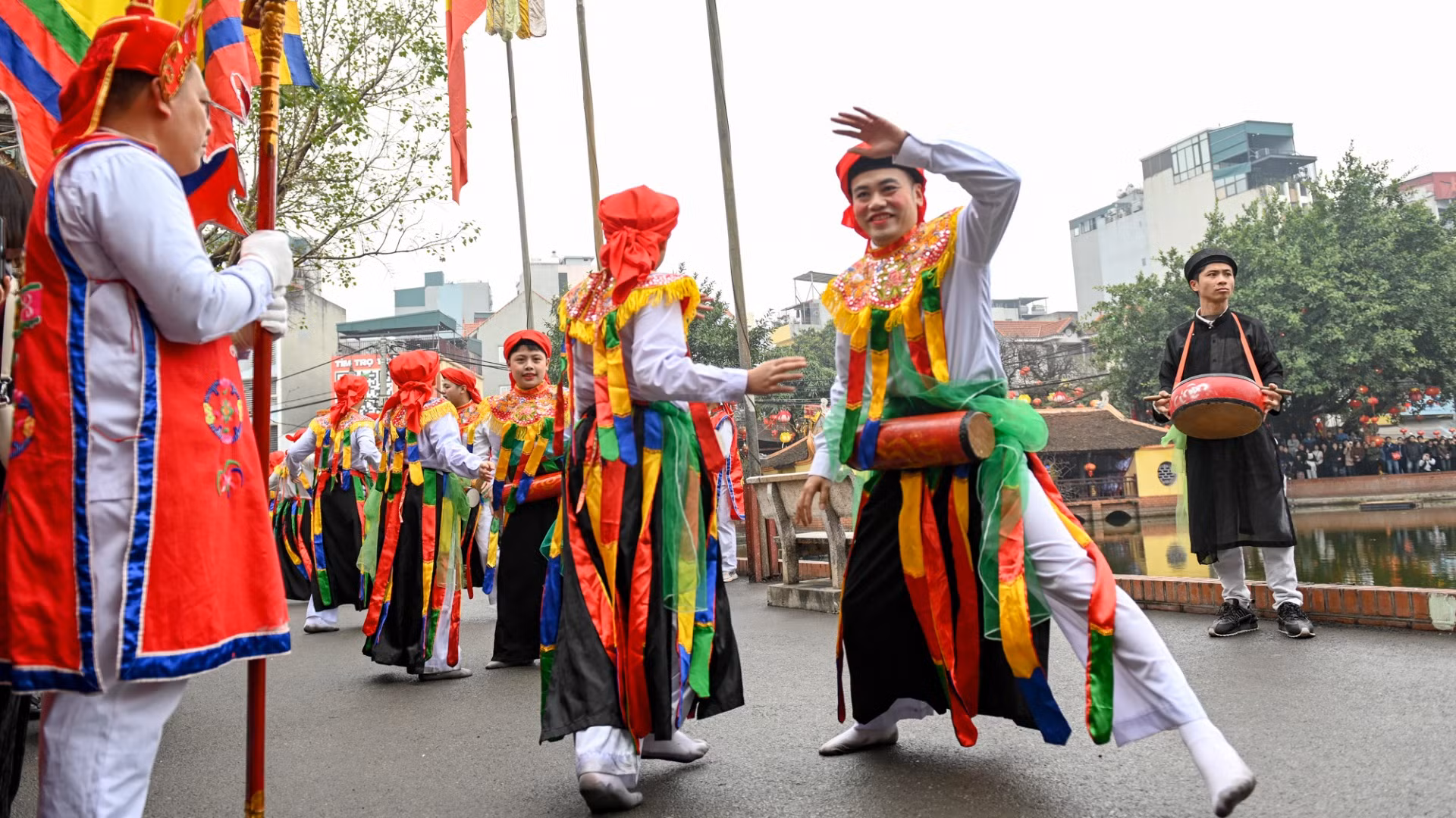 Nét độc đáo của điệu múa “Con đĩ đánh bồng” là trai giả gái với mặt hoa da phấn, động tác uyển chuyển, mềm mại.