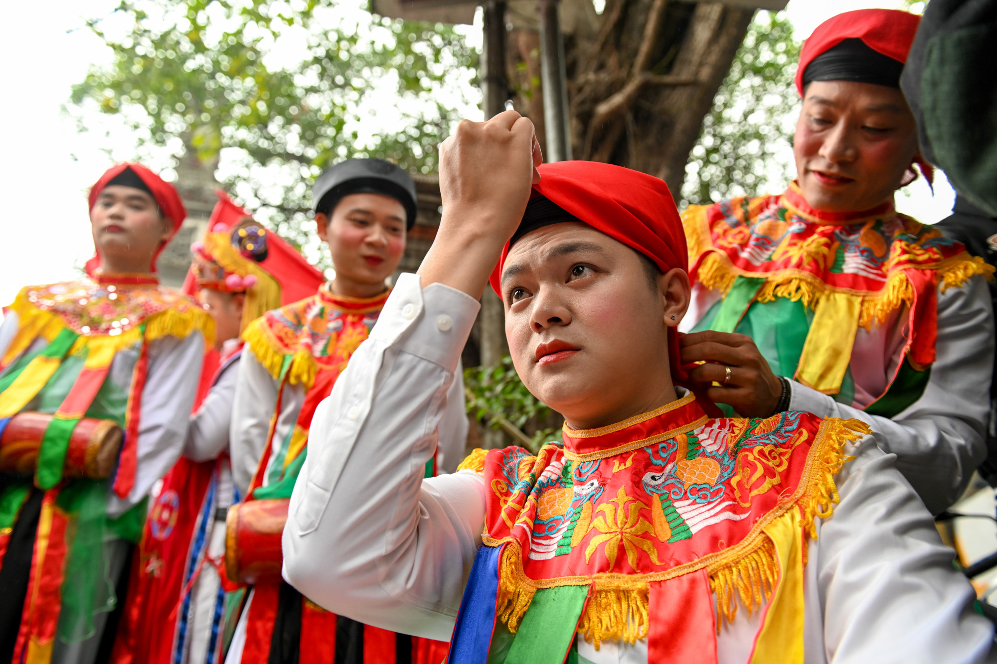 Hội làng Triều Khúc bắt nguồn từ tích kể lại khi Bố Cái Đại Vương Phùng Hưng khởi nghĩa đánh đuổi giặc Đường. Mỗi khi thắng trận, để ăn mừng chiến thắng và khích lệ tinh thần của nghĩa quân, ông cho trai tráng là binh sĩ đóng giả gái đeo trống nhỏ để múa hát.