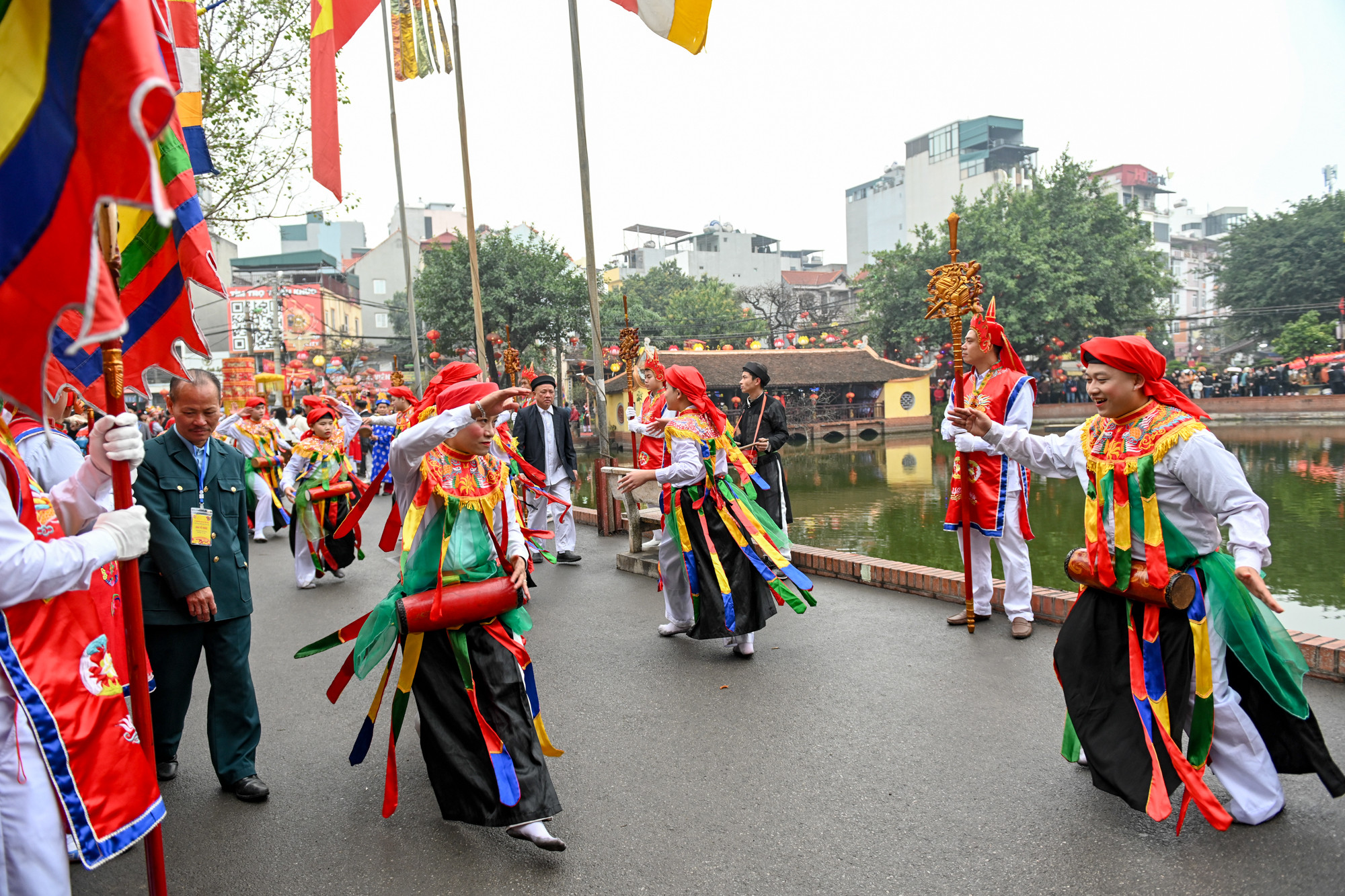 Trong mỗi lần hội làng Triều Khúc, ít nhất phải có 6 "con đĩ" nhảy điệu múa bồng. Họ đều phải là trai chưa vợ, mặt mũi khôi ngô tuấn tú, tươi tắn, ngoan ngoãn, con nhà gia giáo.