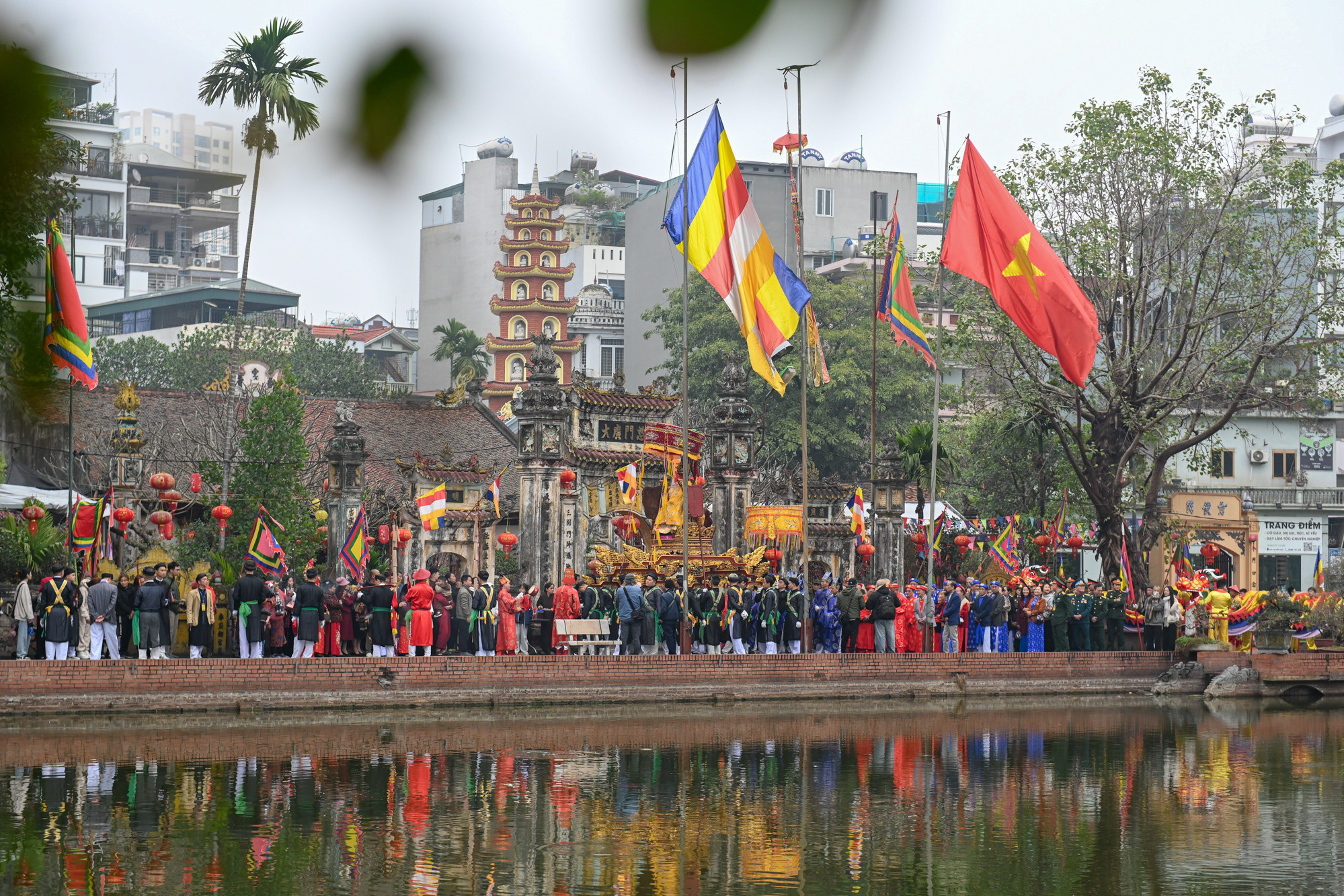 Lễ rước có nhiều nghi thức trang trọng từ xưa truyền lại.