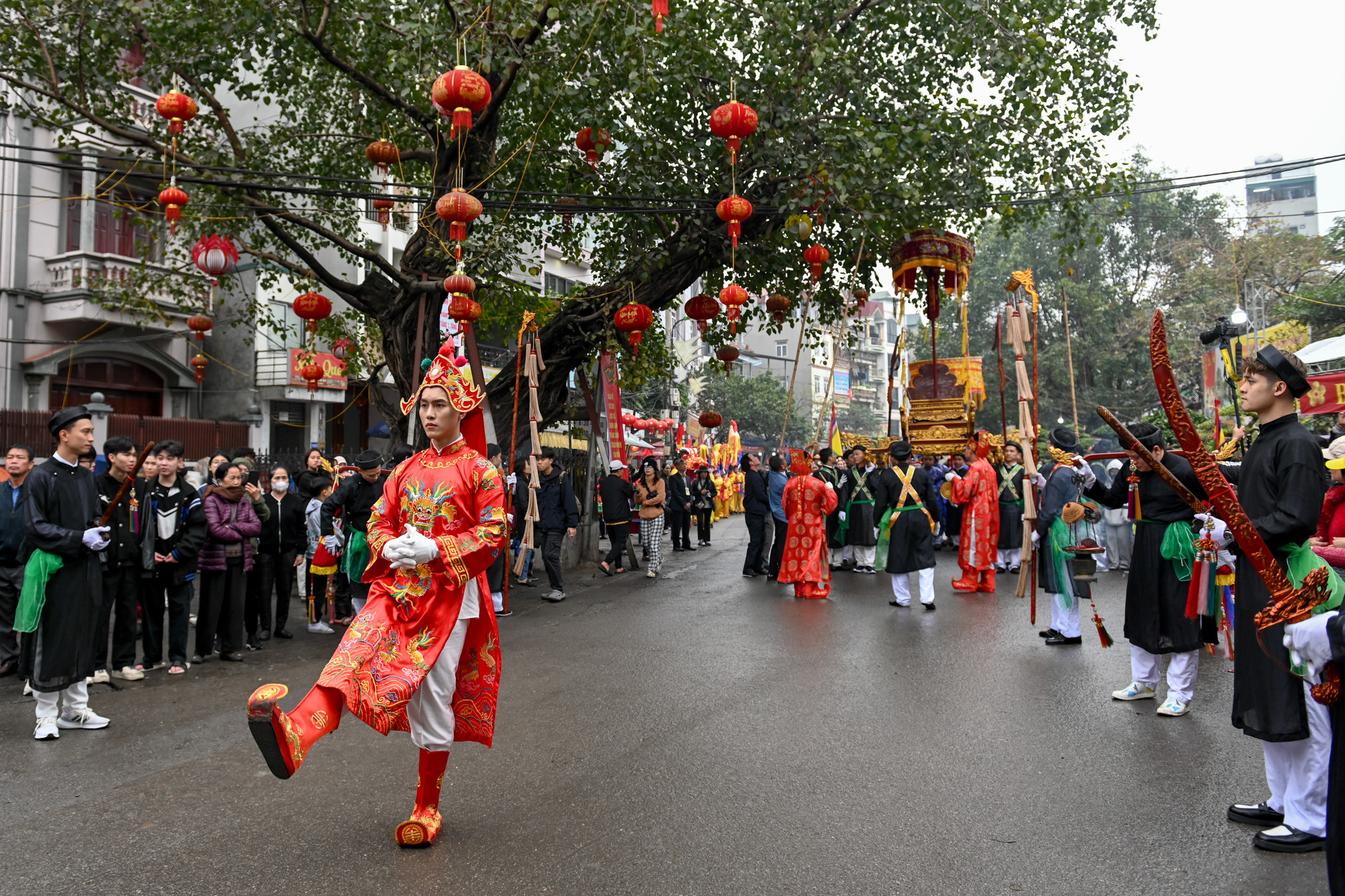 Lễ hội mở đầu bằng nghi lễ rước kiệu diễn ra long trọng trong sự thành kính của người dân làng Triều Khúc.
