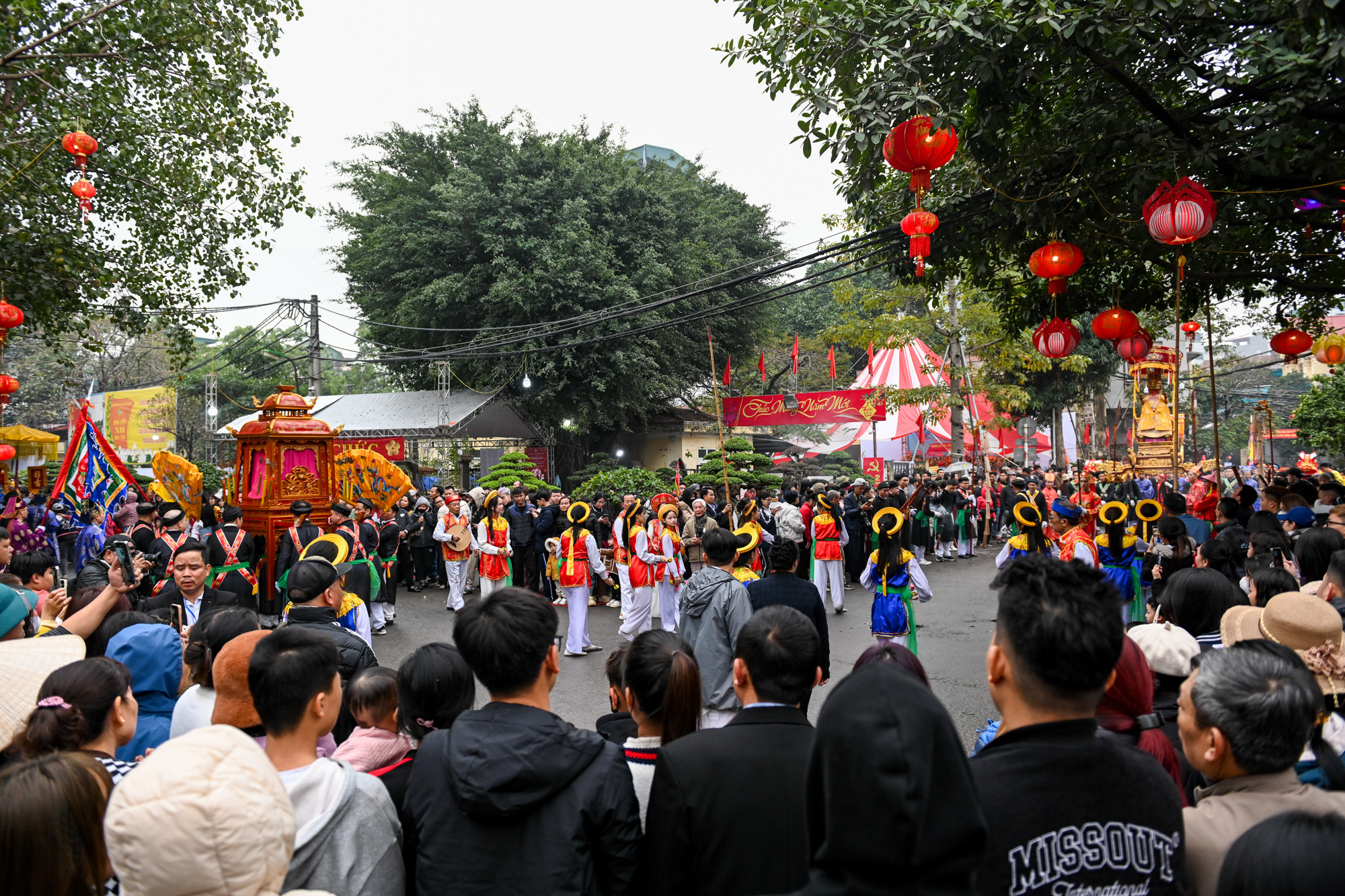 Sau màn múa là rước kiệu Bố Cái Đại Vương Phùng Hưng về đình làng.