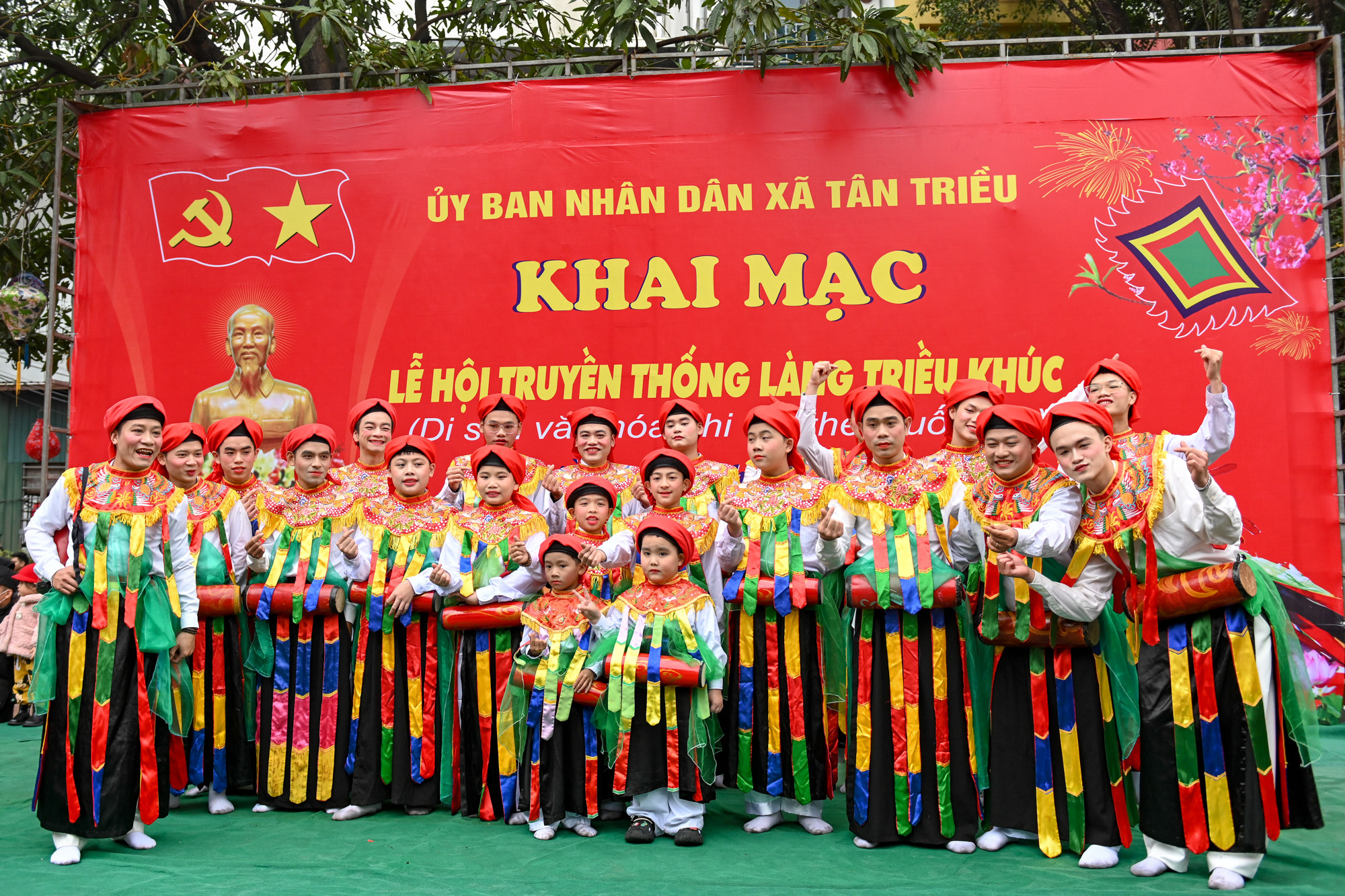 Chiều 6/2 (mùng 9 tháng Giêng), làng Triều Khúc lại tưng bừng mở lễ hội truyền thống, đây là nơi thờ Thành hoàng Phùng (Bố Cái Đại Vương Phùng Hưng). Lễ hội năm nào cũng thu hút đông đảo dân làng và du khách tới tham dự.