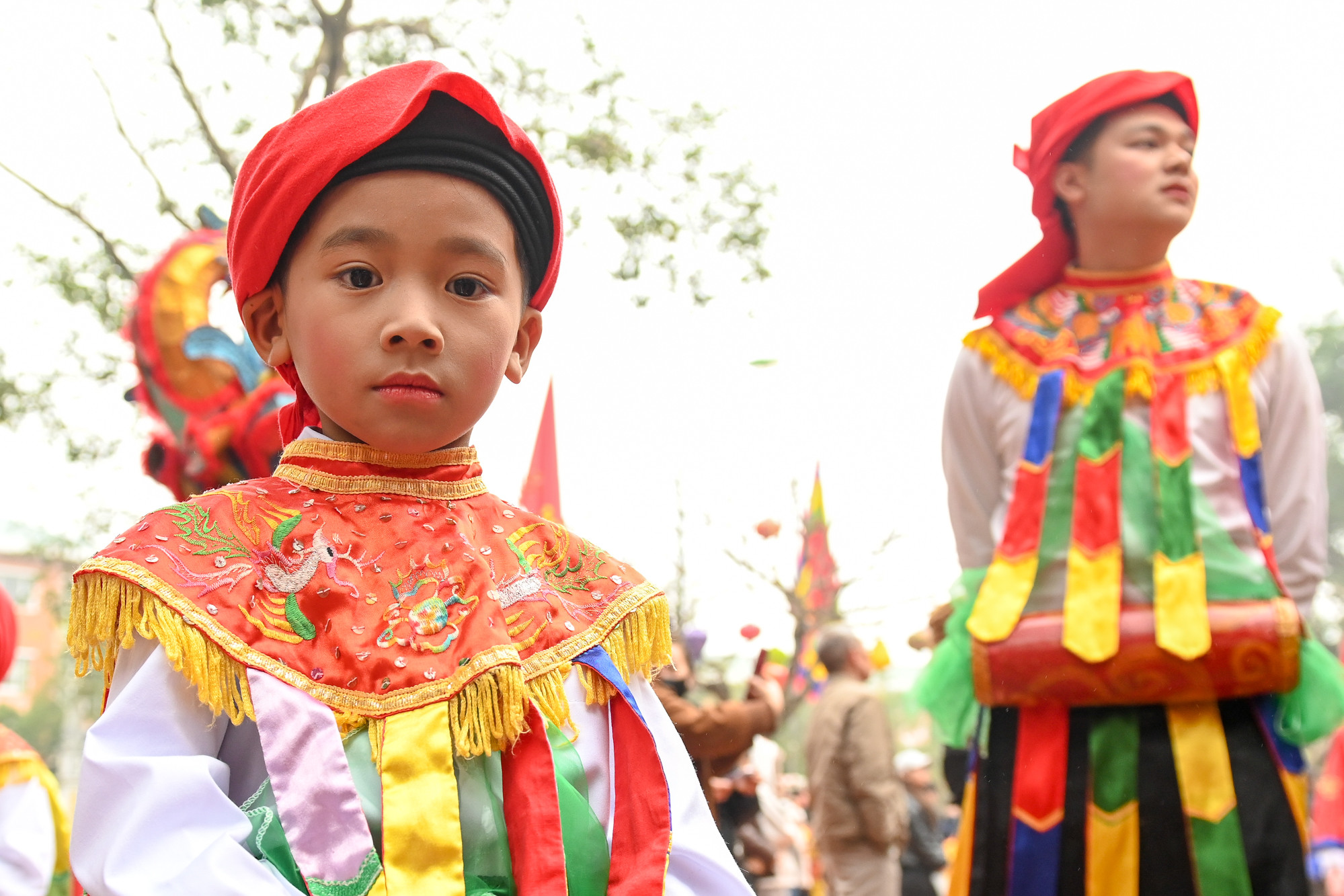 Từ đó, để tưởng nhớ công ơn của Bố Cái Đại Vương Phùng Hưng, cứ đến mùa xuân, dân làng lại tổ chức lễ rước Thành Hoàng, trong đó không thể thiếu điệu múa "con đĩ đánh bồng".