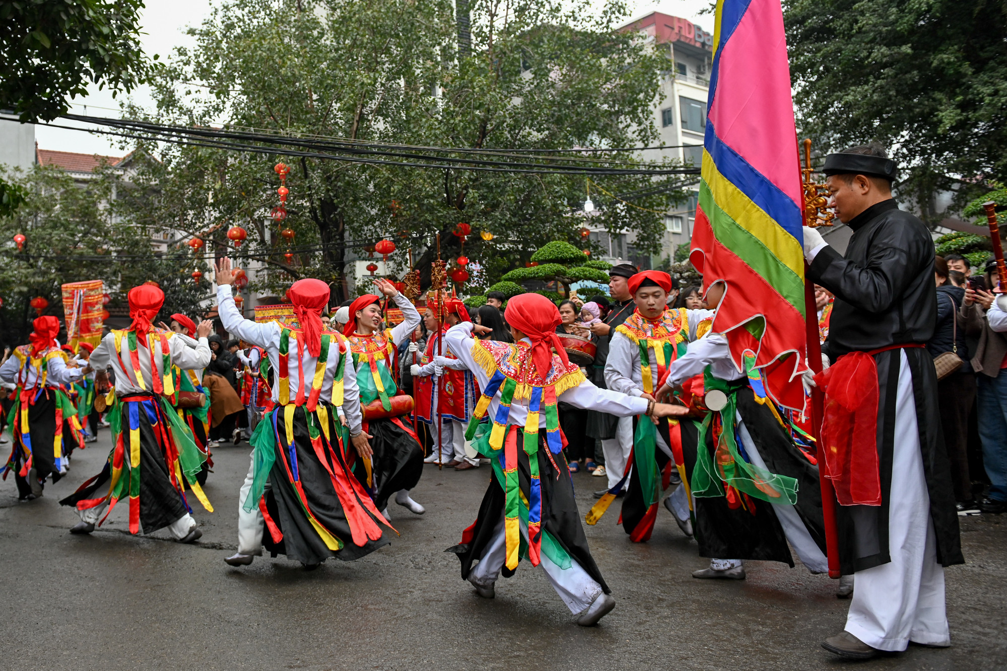 Rất nhiều điệu múa được tổ chức linh đình, hấp dẫn và thu hút người xem. Quan trọng nhất là điệu múa trống bồng hay còn gọi là múa "con đĩ đánh bồng".