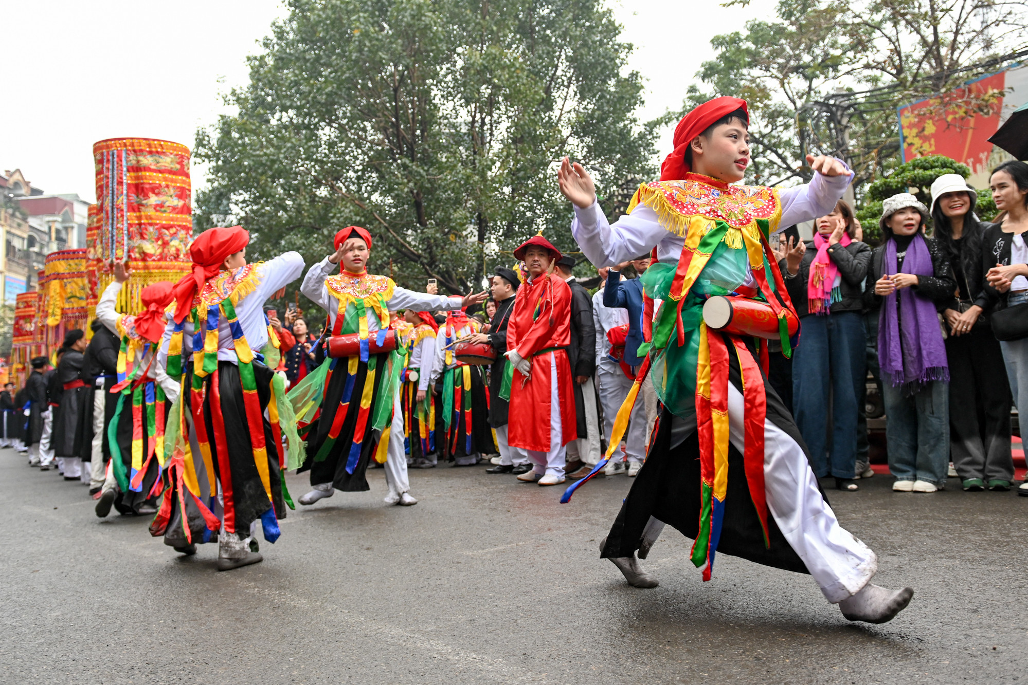 Chỉ có mấy động tác đơn giản như xoay tròn, dựa lưng, úp mặt vào ngực nhau nhưng không phải ai cũng bắt chước được.