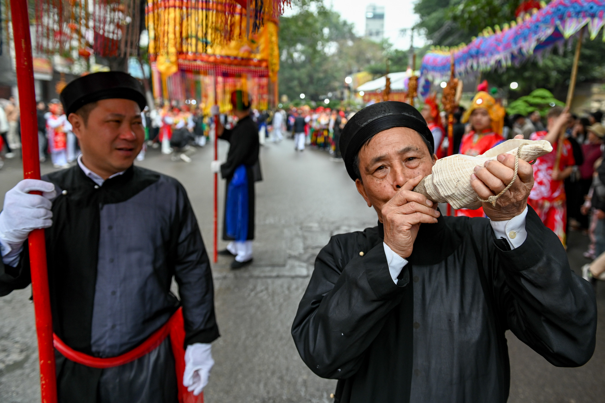 Lễ hội mở đầu bằng nghi lễ rước kiệu diễn ra long trọng trong sự thành kính của người dân làng Triều Khúc.