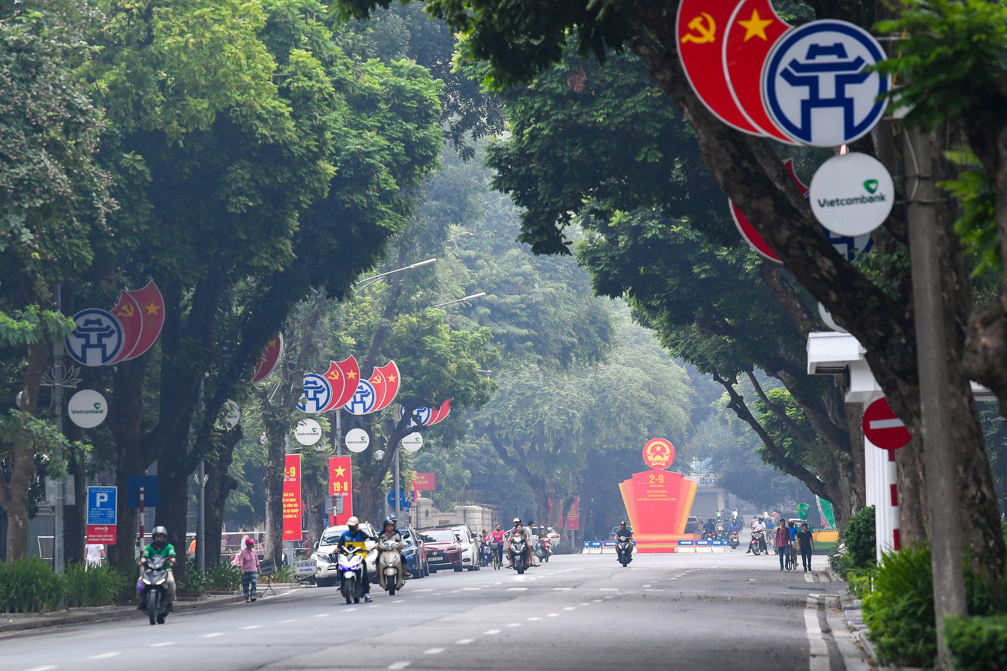 Đường phố Thủ đô tràn ngập sắc đỏ của băng-rôn, biểu ngữ chào mừng những ngày lễ lớn của đất nước. Đường phố Thủ đô tràn ngập sắc đỏ của băng-rôn, biểu ngữ chào mừng những ngày lễ lớn của đất nước.