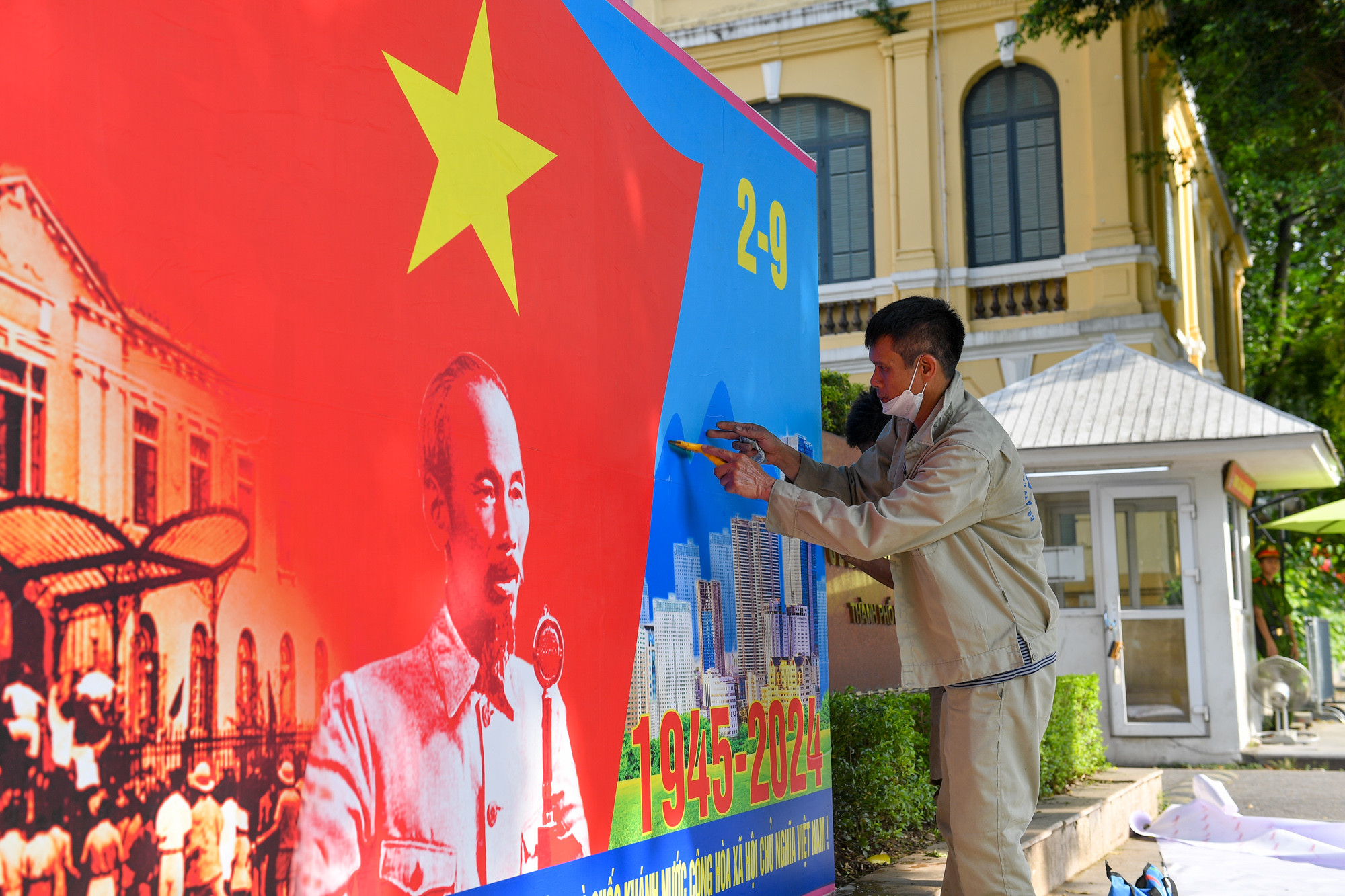 Công nhân gấp rút hoàn thành tấm pano chào mừng kỷ niệm 79 năm Cách mạng Tháng Tám và Quốc khánh 2/9 tại cổng Ủy ban nhân dân thành phố Hà Nội. Công nhân gấp rút hoàn thành tấm pano chào mừng kỷ niệm 79 năm Cách mạng Tháng Tám và Quốc khánh 2/9 tại cổng Ủy ban nhân dân thành phố Hà Nội.