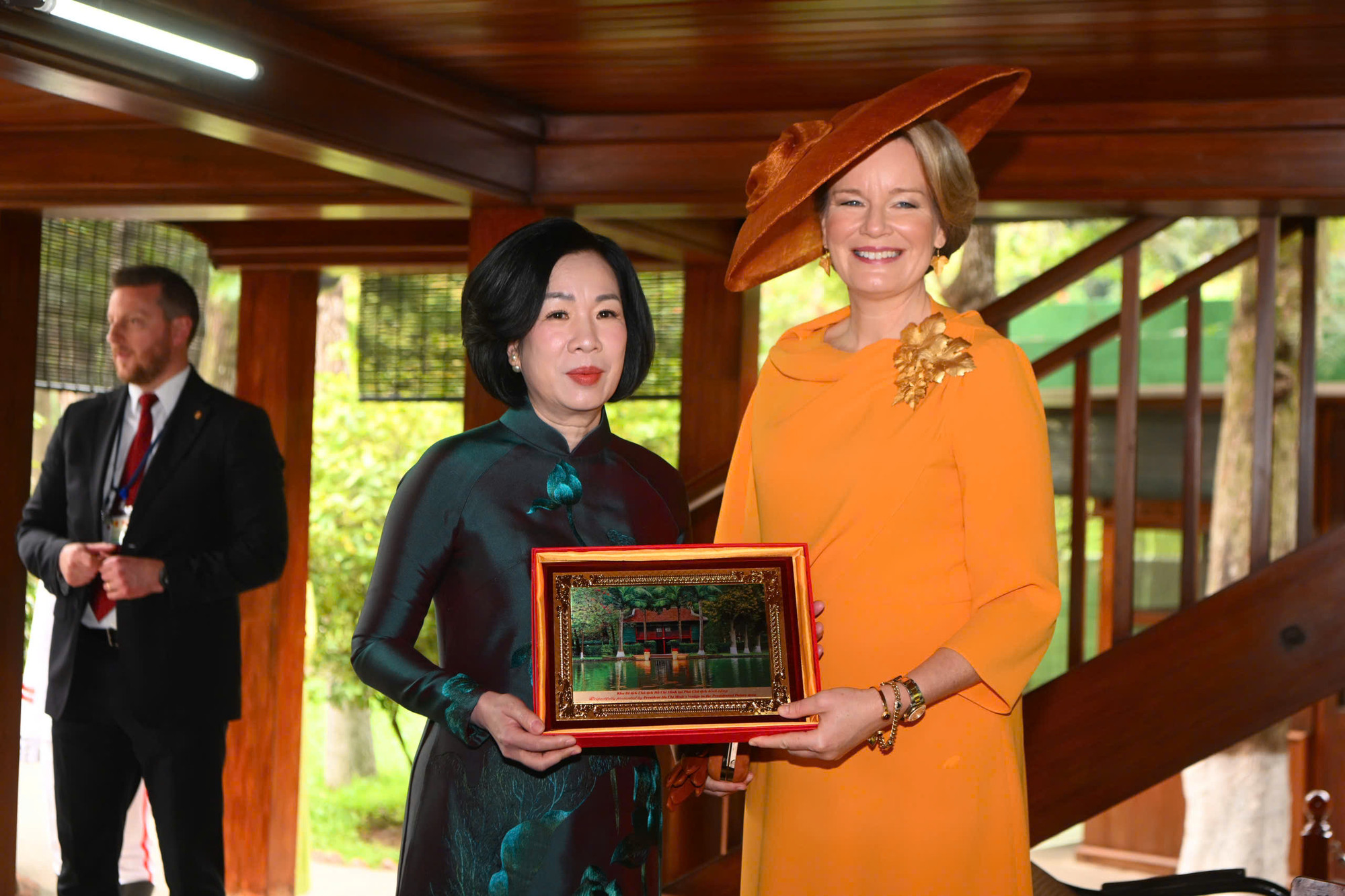 Bà Nguyễn Thị Minh Nguyệt, Phu nhân Chủ tịch nước Lương Cường tặng Hoàng hậu Vương quốc Bỉ Mathilde bức tranh Nhà sàn Bác Hồ.