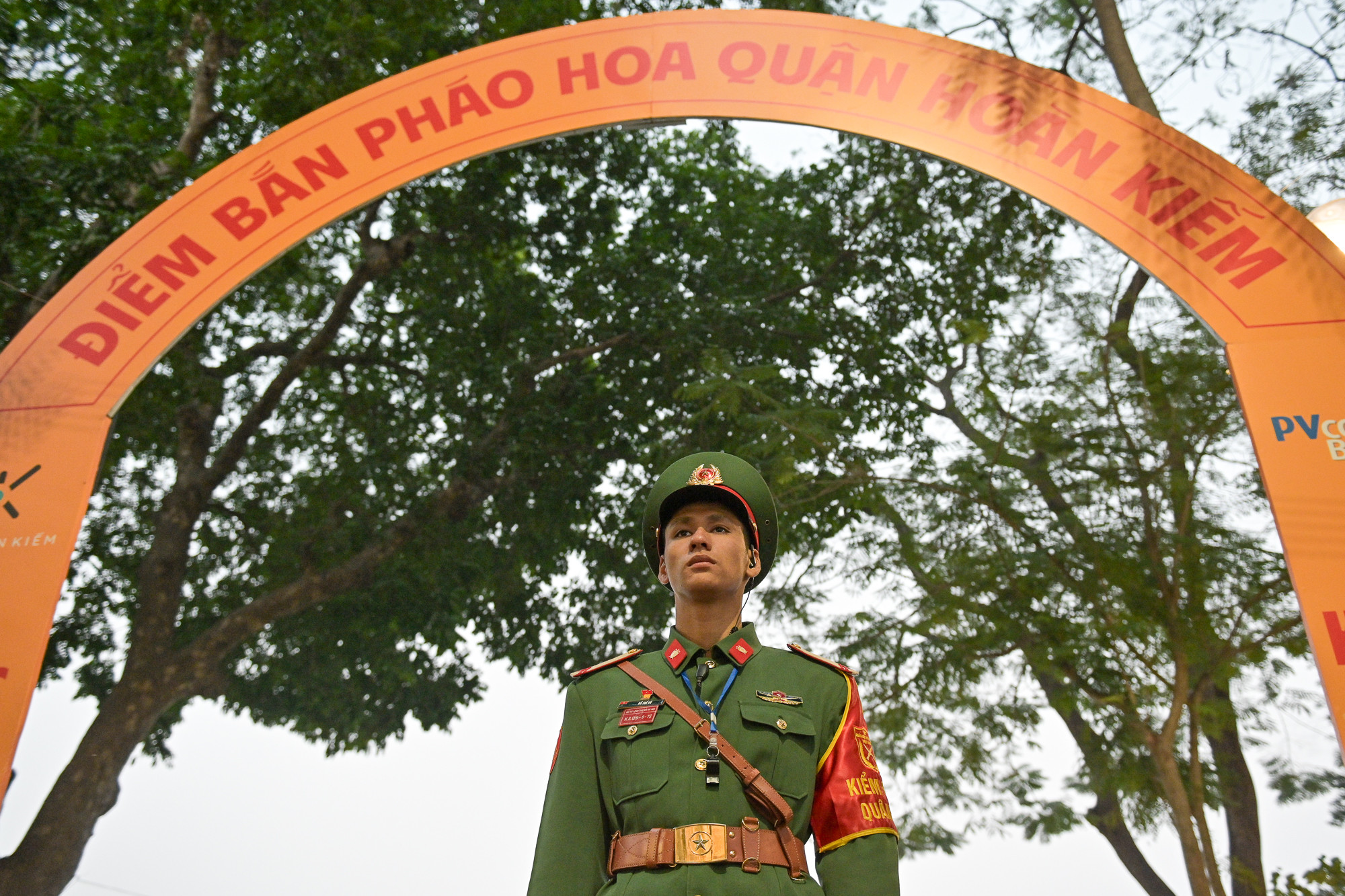 Tại trận địa bắn pháo hoa tại Hồ Hoàn Kiếm (quận Hoàn Kiếm), công tác an ninh được thực hiện nghiêm.