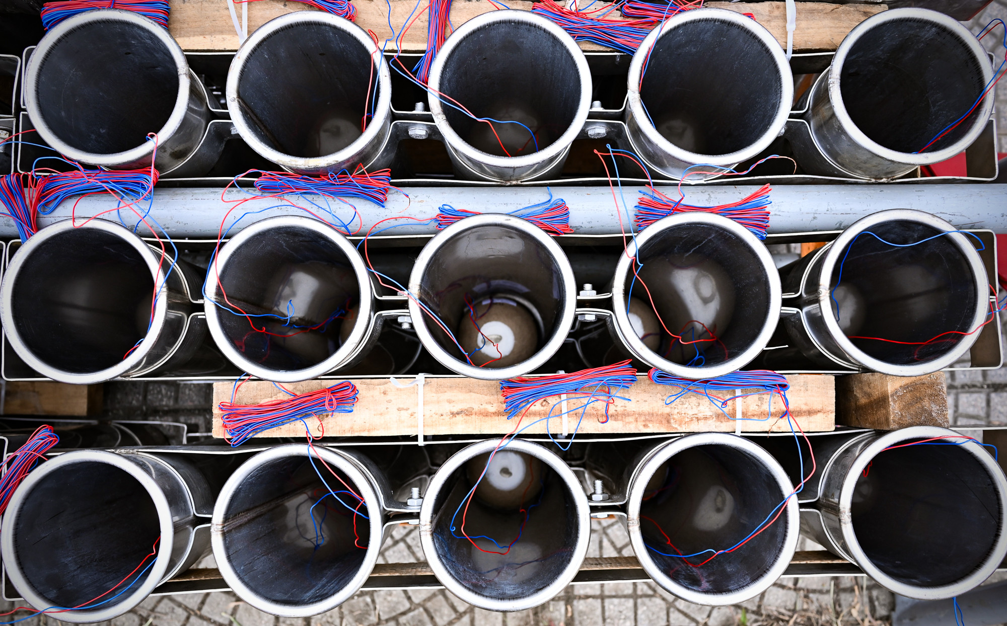 Các bó dây dẫn kíp được cho vào ống phóng.