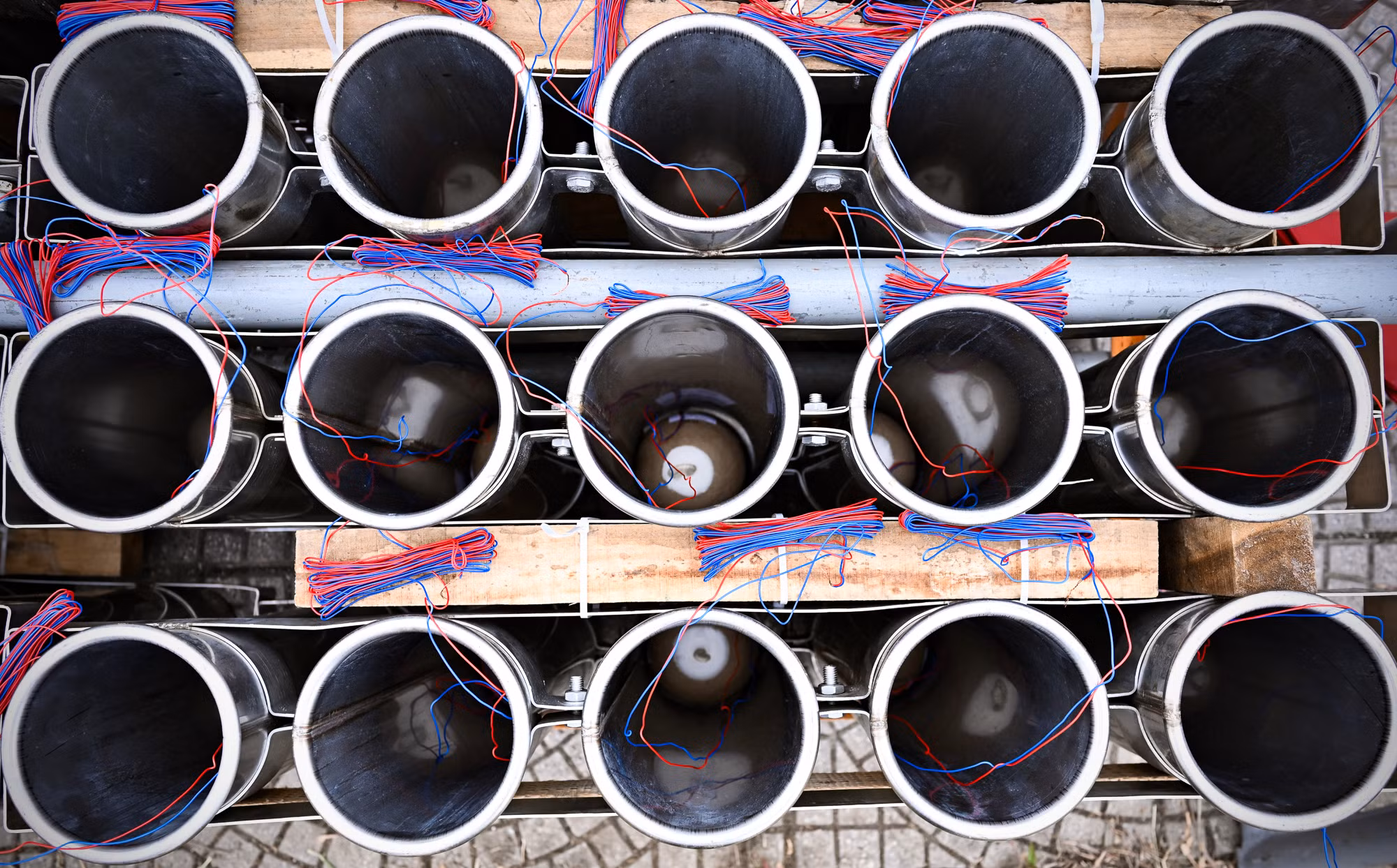 Các bó dây dẫn kíp được cho vào ống phóng.