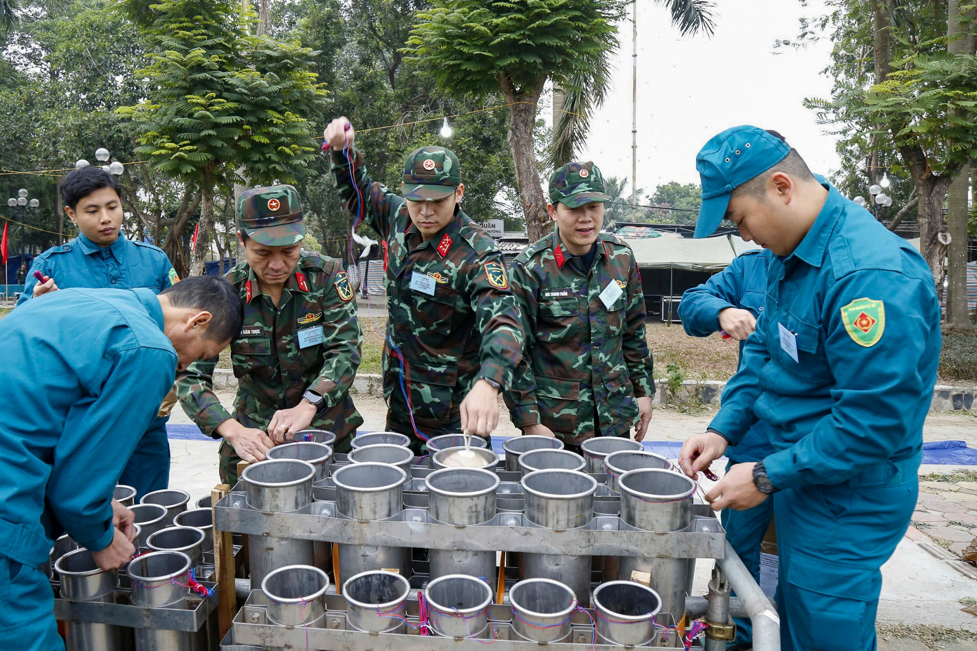 Tại trận địa pháo hoa tại khu vực hồ Văn Quán (quận Hà Đông), Ban Chỉ huy Quân sự quận Hà Đông đã huy động lực lượng dân quân tự vệ tham gia làm nhiệm vụ vận chuyển, lắp ráp súng pháo. Mọi công đoạn đều được thực hiện cẩn trọng và bảo đảm công tác an toàn dưới sự giám sát chặt chẽ của Bộ Tư lệnh Thủ đô.