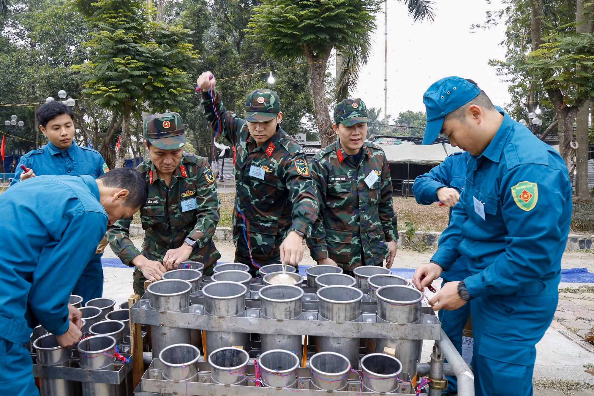 Tại trận địa pháo hoa tại khu vực hồ Văn Quán (quận Hà Đông), Ban Chỉ huy Quân sự quận Hà Đông đã huy động lực lượng dân quân tự vệ tham gia làm nhiệm vụ vận chuyển, lắp ráp súng pháo. Mọi công đoạn đều được thực hiện cẩn trọng và bảo đảm công tác an toàn dưới sự giám sát chặt chẽ của Bộ Tư lệnh Thủ đô.