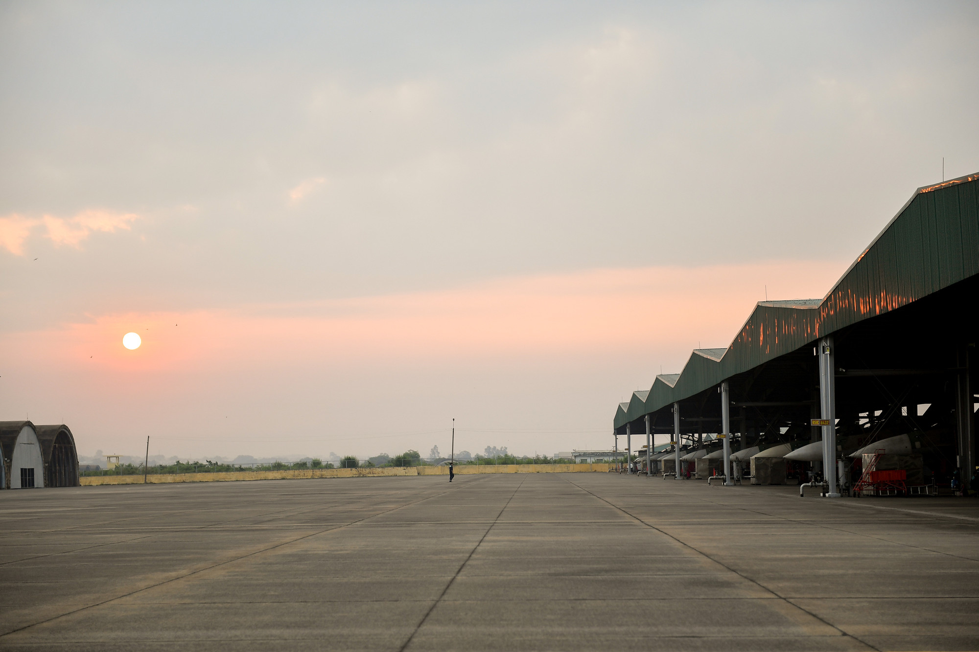 Sáng sớm ngày 30/4, công tác chuẩn bị được tiến hành khẩn trương.