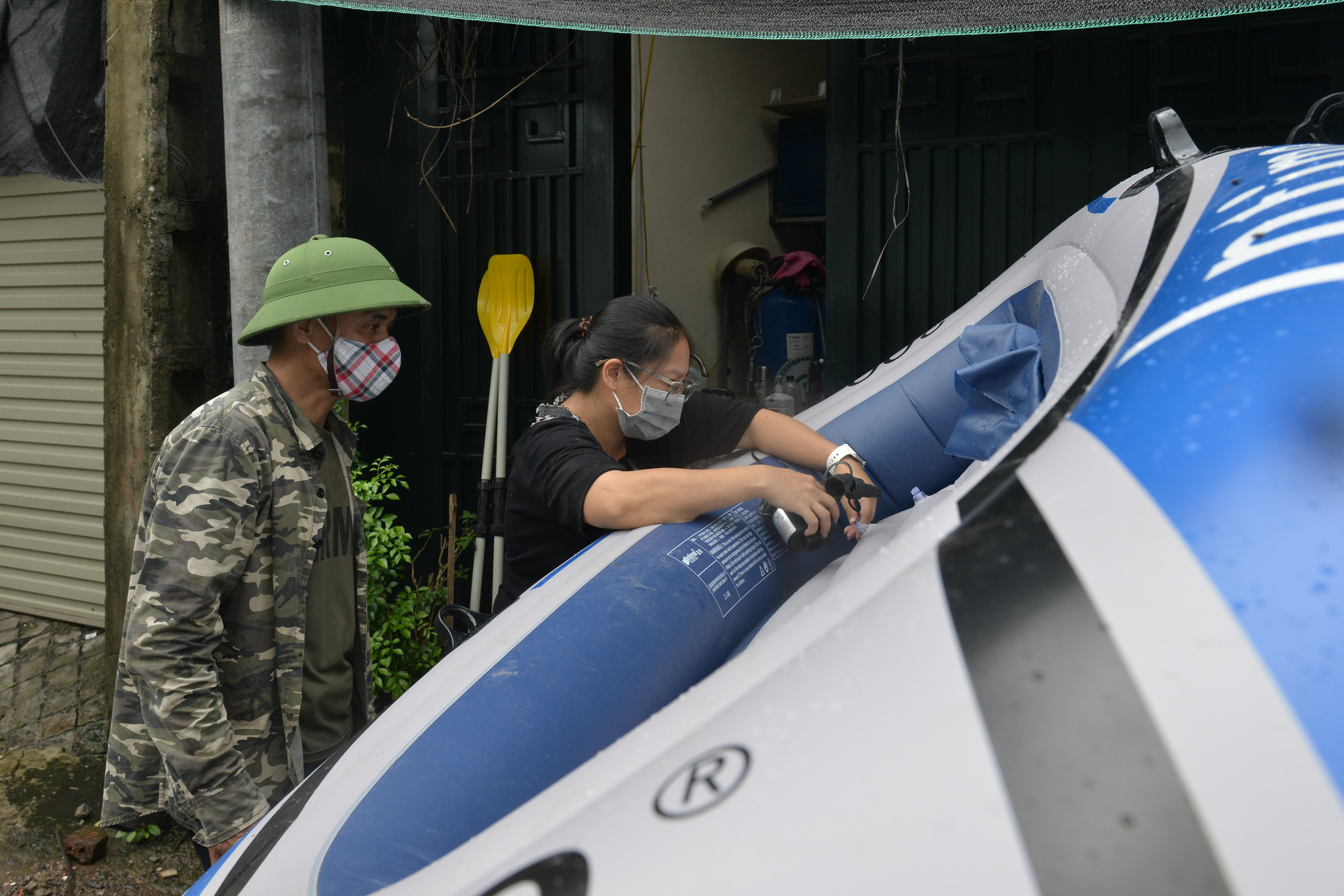 Xuồng hơi từ các nơi được chuyển đến để hỗ trợ di chuyển tài sản cho người dân.