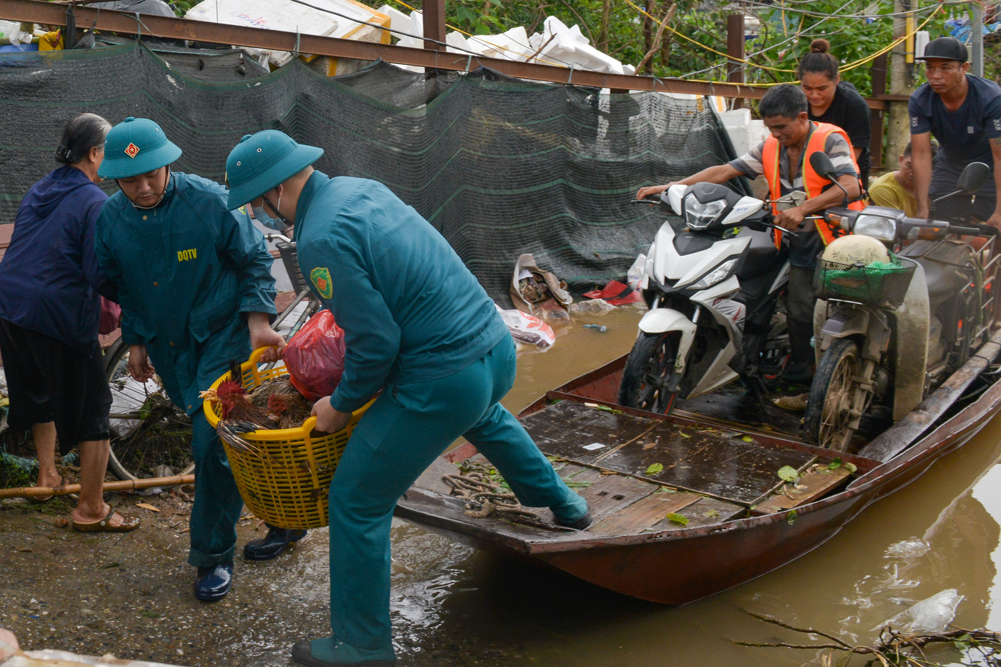 Lực lượng chức năng có mặt từ sáng sớm để giúp người dân di chuyển đồ đạc, vật nuôi.