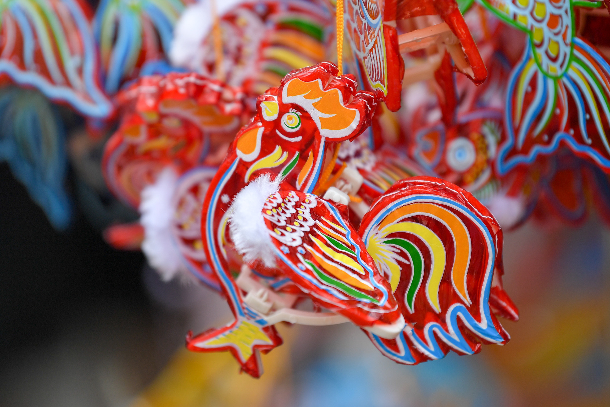 Một tiểu thương tại phố Hàng Mã cho biết, các món đồ ở cửa hàng chủ yếu được làm thủ công. Một số mẫu mã có nhập từ Trung Quốc nhưng giá thành không biến động nhiều so với năm 2023. Một tiểu thương tại phố Hàng Mã cho biết, các món đồ ở cửa hàng chủ yếu được làm thủ công. Một số mẫu mã có nhập từ Trung Quốc nhưng giá thành không biến động nhiều so với năm 2023.