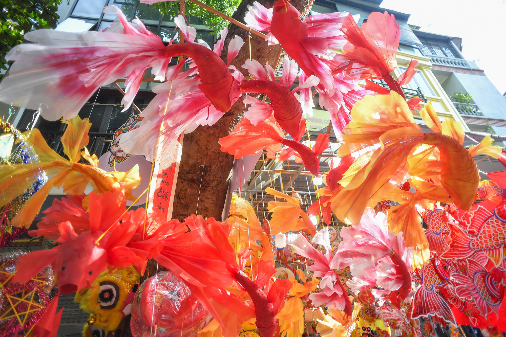 Đồ chơi và đồ trang trí Trung thu rất đa dạng với nhiều mẫu mã, màu sắc, kiểu cách được thiết kế bắt mắt. Đồ chơi và đồ trang trí Trung thu rất đa dạng với nhiều mẫu mã, màu sắc, kiểu cách được thiết kế bắt mắt.