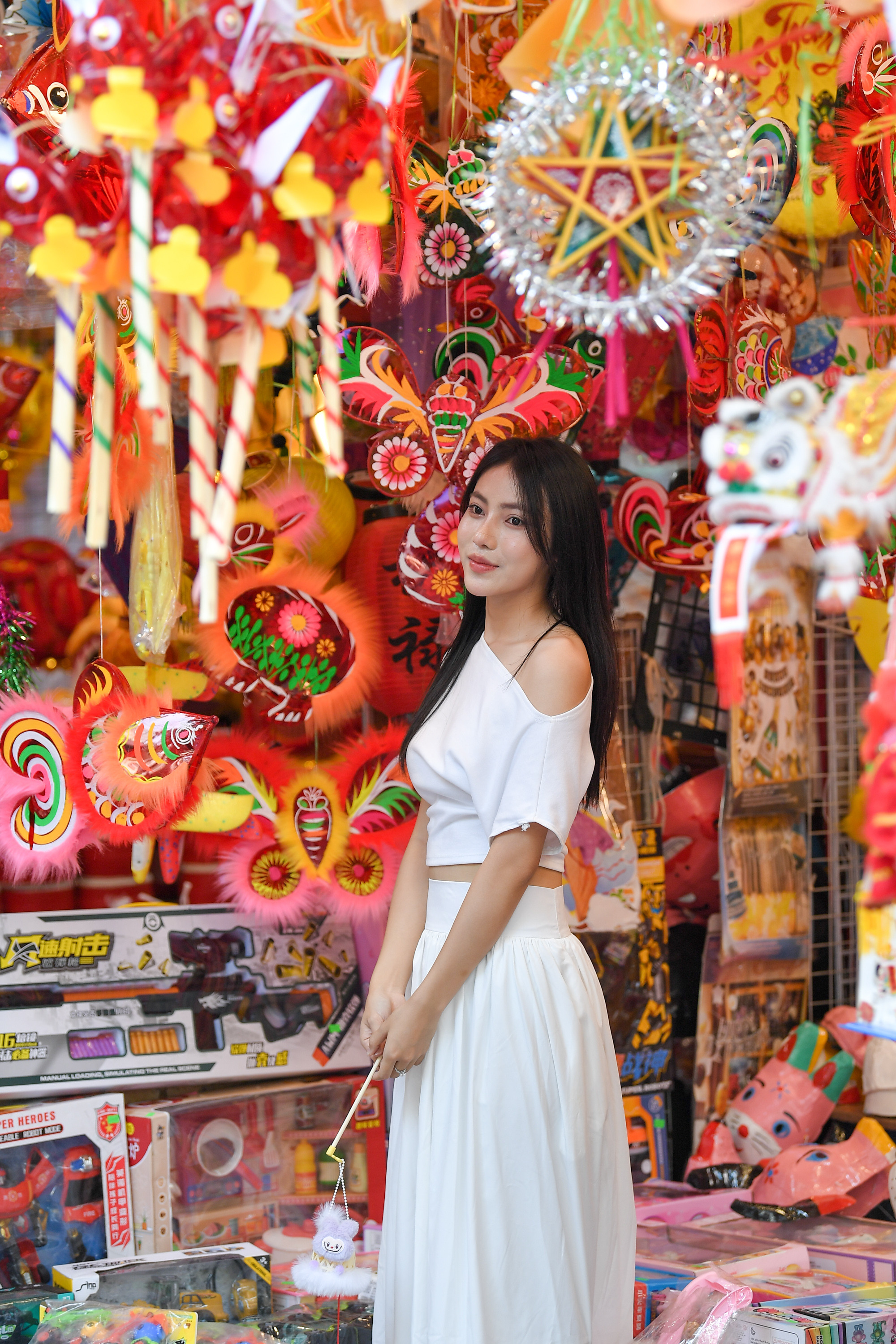 Nhiều bạn trẻ lựa chọn phố Hàng Mã để chụp hình trong ngày cuối cùng của kỳ nghỉ lễ Quốc khánh 2/9. Nhiều bạn trẻ lựa chọn phố Hàng Mã để chụp hình trong ngày cuối cùng của kỳ nghỉ lễ Quốc khánh 2/9.