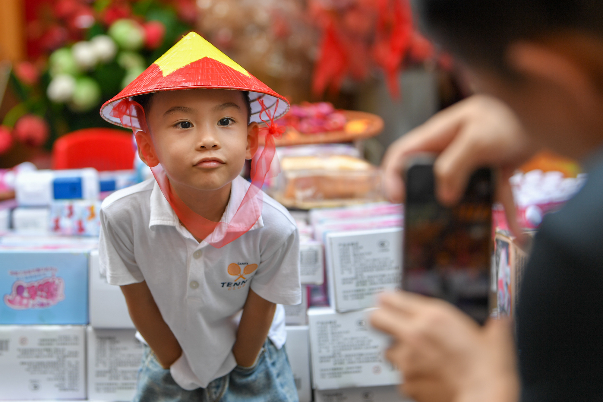 Trẻ em háo hức đi chơi và mua đồ chơi đón Trung thu tại phố Hàng Mã. Trẻ em háo hức đi chơi và mua đồ chơi đón Trung thu tại phố Hàng Mã.