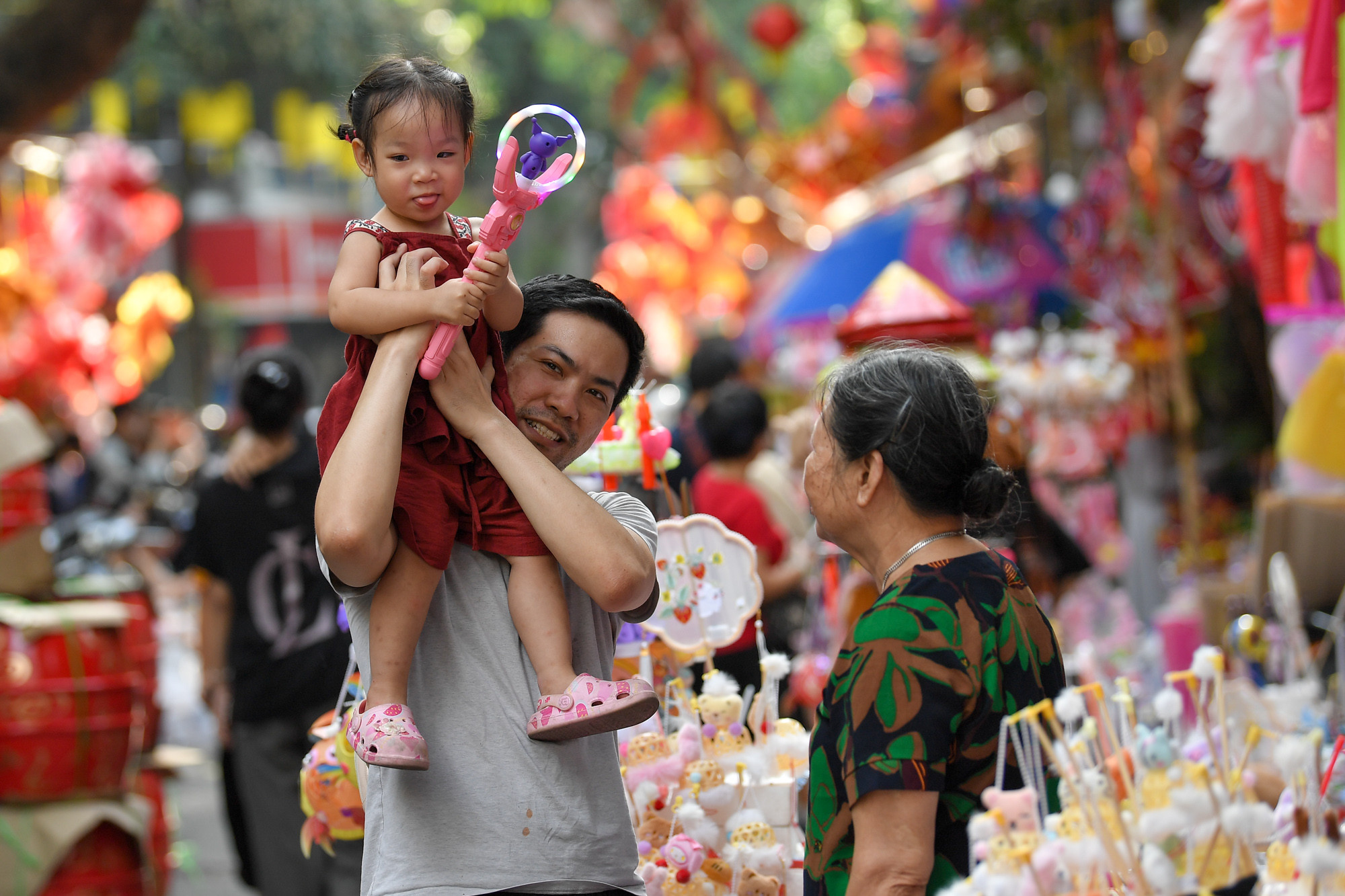 Các gia đình tranh thủ đưa con em mình đi vui Tết Trung thu sớm. Các gia đình tranh thủ đưa con em mình đi vui Tết Trung thu sớm.