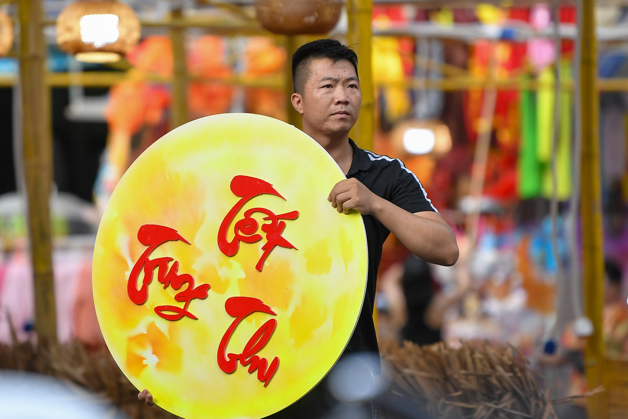 Các cửa hàng trang trí công phu khiến ai đi qua cũng phải ngước nhìn. Các cửa hàng trang trí công phu khiến ai đi qua cũng phải ngước nhìn.