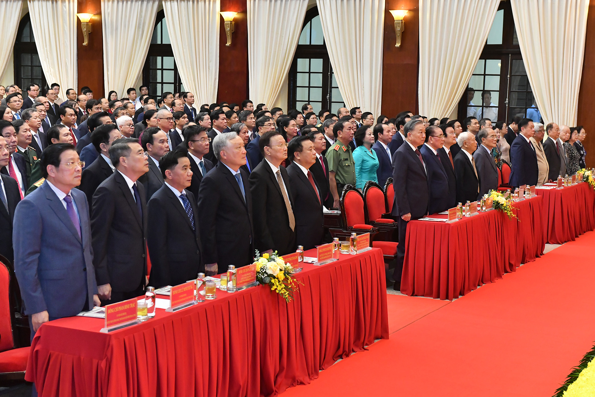 Tổng Bí thư, Chủ tịch nước Tô Lâm cùng các đồng chí lãnh đạo, nguyên lãnh đạo Đảng, Nhà nước thực hiện nghi lễ chào cờ.