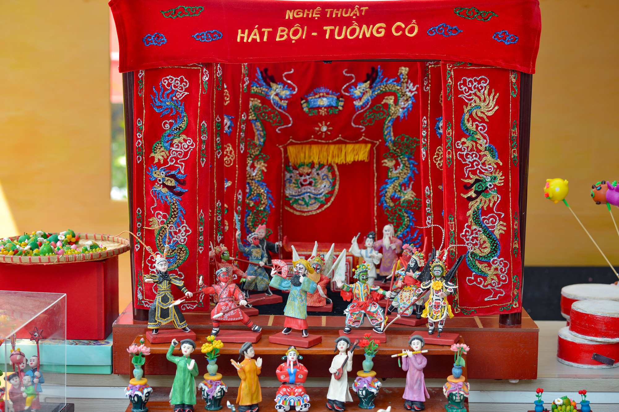 " Trong đó có những sản phẩm như " Bộ hát Bội - Tuồng cổ", " Bộ rước đèn Trung thu", " Bộ Đờn ca tài tử", " Bộ Ngũ hổ"..., ngoài ra còn rất nhiều bộ tò he cổ cũng đã được mang đến trưng bày để du khách có thể hiểu thêm về nghệ thuật tò he", anh Đặng Văn Hậu cho biết thêm. " Trong đó có những sản phẩm như " Bộ hát Bội - Tuồng cổ", " Bộ rước đèn Trung thu", " Bộ Đờn ca tài tử", " Bộ Ngũ hổ"..., ngoài ra còn rất nhiều bộ tò he cổ cũng đã được mang đến trưng bày để du khách có thể hiểu thêm về nghệ thuật tò he", anh Đặng Văn Hậu cho biết thêm.