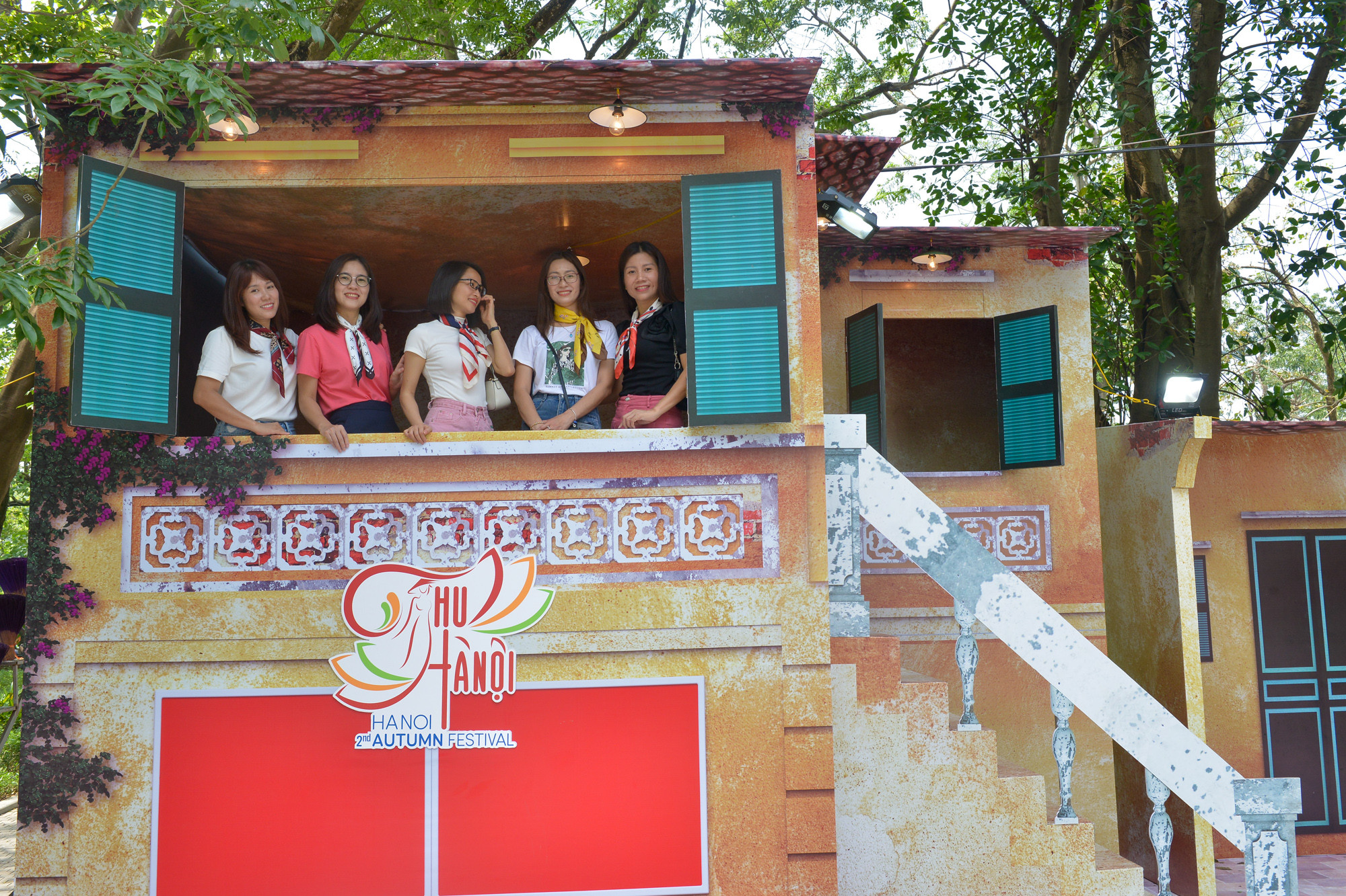 Tiểu cảnh về Ấu Trĩ viên trong Cung Thiếu nhi Hà Nội tại Festival thu hút rất đông du khách đến tham quan, chụp hình.