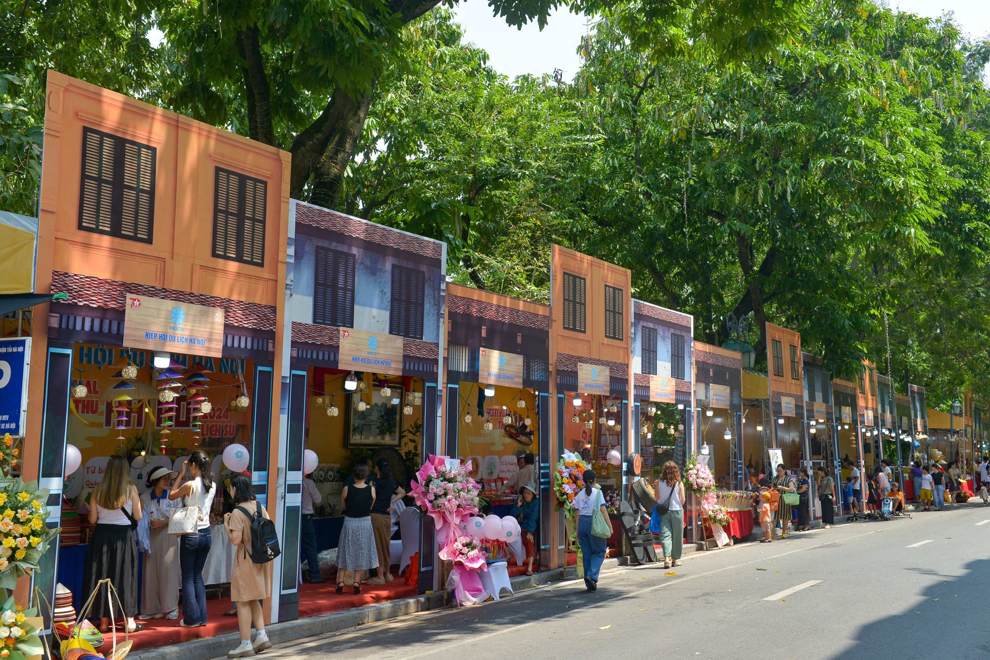 Những gian trưng bày được dựng theo mô hình các ngôi nhà trong phố cổ đã tạo cho không gian của Festival một "nét rất Hà Nội". Những gian trưng bày được dựng theo mô hình các ngôi nhà trong phố cổ đã tạo cho không gian của Festival một "nét rất Hà Nội".