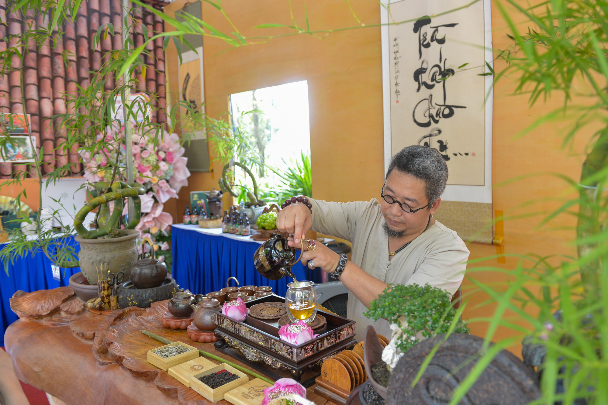 Nghệ nhân Văn hóa Ẩm thực Trà Việt Nam Nguyễn Cao Sơn cho biết "Trong lần thứ hai tham gia Festival Thu Hà Nội, tôi mang đến không gian trà của người Hà Nội, được kết hợp từ những cây tre bonsai lấy từ nhiều vùng quê của Việt Nam". Nghệ nhân Văn hóa Ẩm thực Trà Việt Nam Nguyễn Cao Sơn cho biết "Trong lần thứ hai tham gia Festival Thu Hà Nội, tôi mang đến không gian trà của người Hà Nội, được kết hợp từ những cây tre bonsai lấy từ nhiều vùng quê của Việt Nam".
