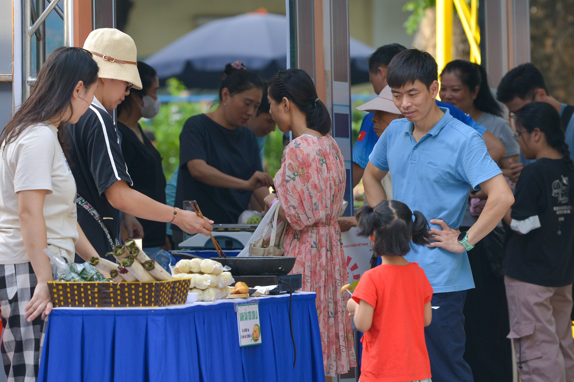 Ngoài những đặc sản của Hà Nội, nơi đây còn có những gian hàng đặc sản của nhiều tỉnh, thành phố trên cả nước. Ngoài những đặc sản của Hà Nội, nơi đây còn có những gian hàng đặc sản của nhiều tỉnh, thành phố trên cả nước.