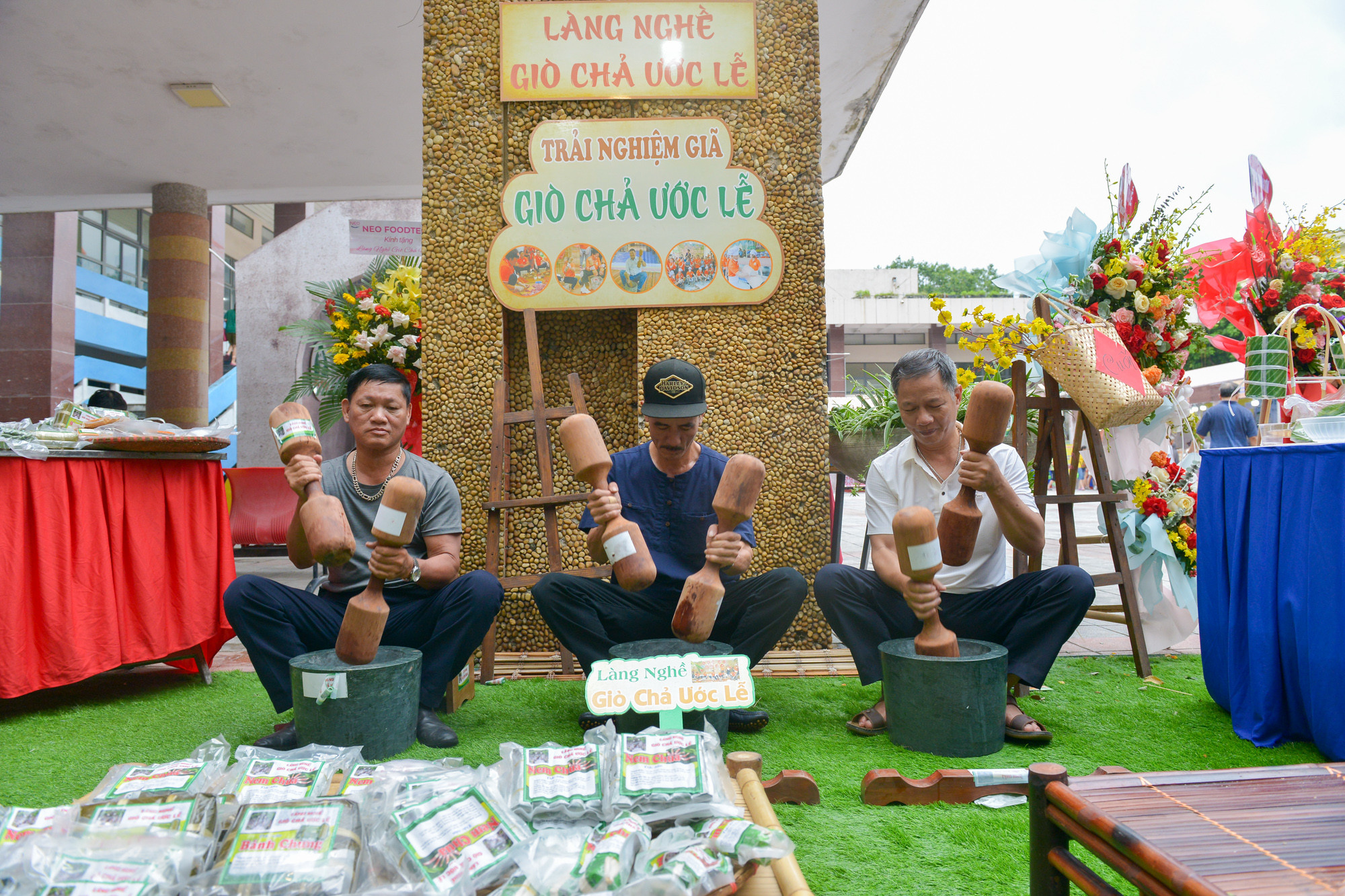 Nghệ nhân làng nghề giò chả Ước Lễ trình diễn giã giò bằng tay ngay tại gian hàng. Nghệ nhân làng nghề giò chả Ước Lễ trình diễn giã giò bằng tay ngay tại gian hàng.