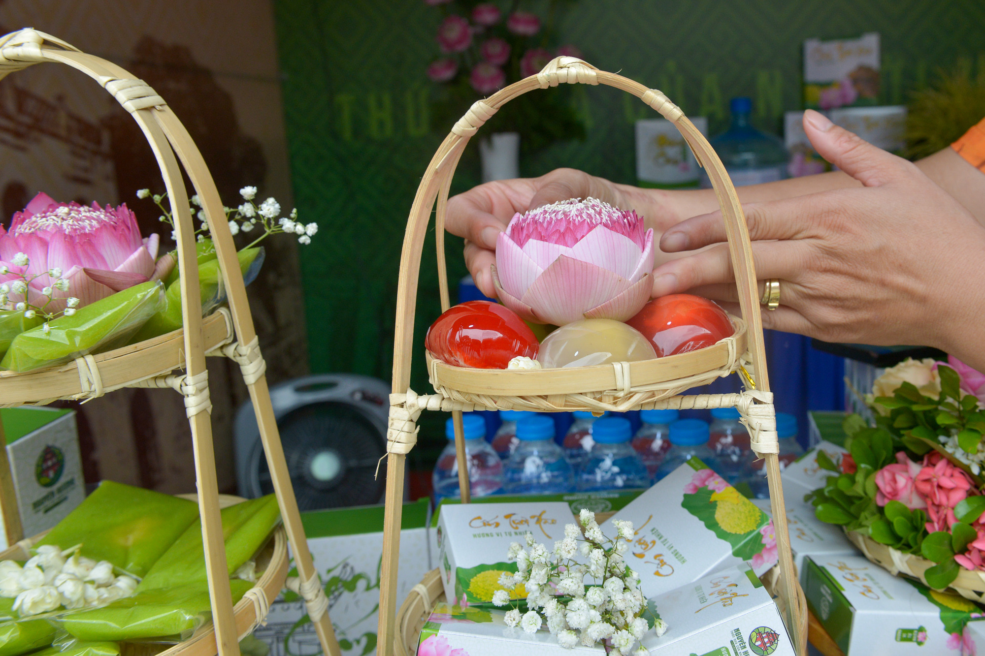 Bánh xu xuê, bánh cốm và bánh cốm tươi xào là những sản phẩm đặc sắc của thương hiệu bánh cốm Nguyên Ninh mang đến Festival. Bánh xu xuê, bánh cốm và bánh cốm tươi xào là những sản phẩm đặc sắc của thương hiệu bánh cốm Nguyên Ninh mang đến Festival.