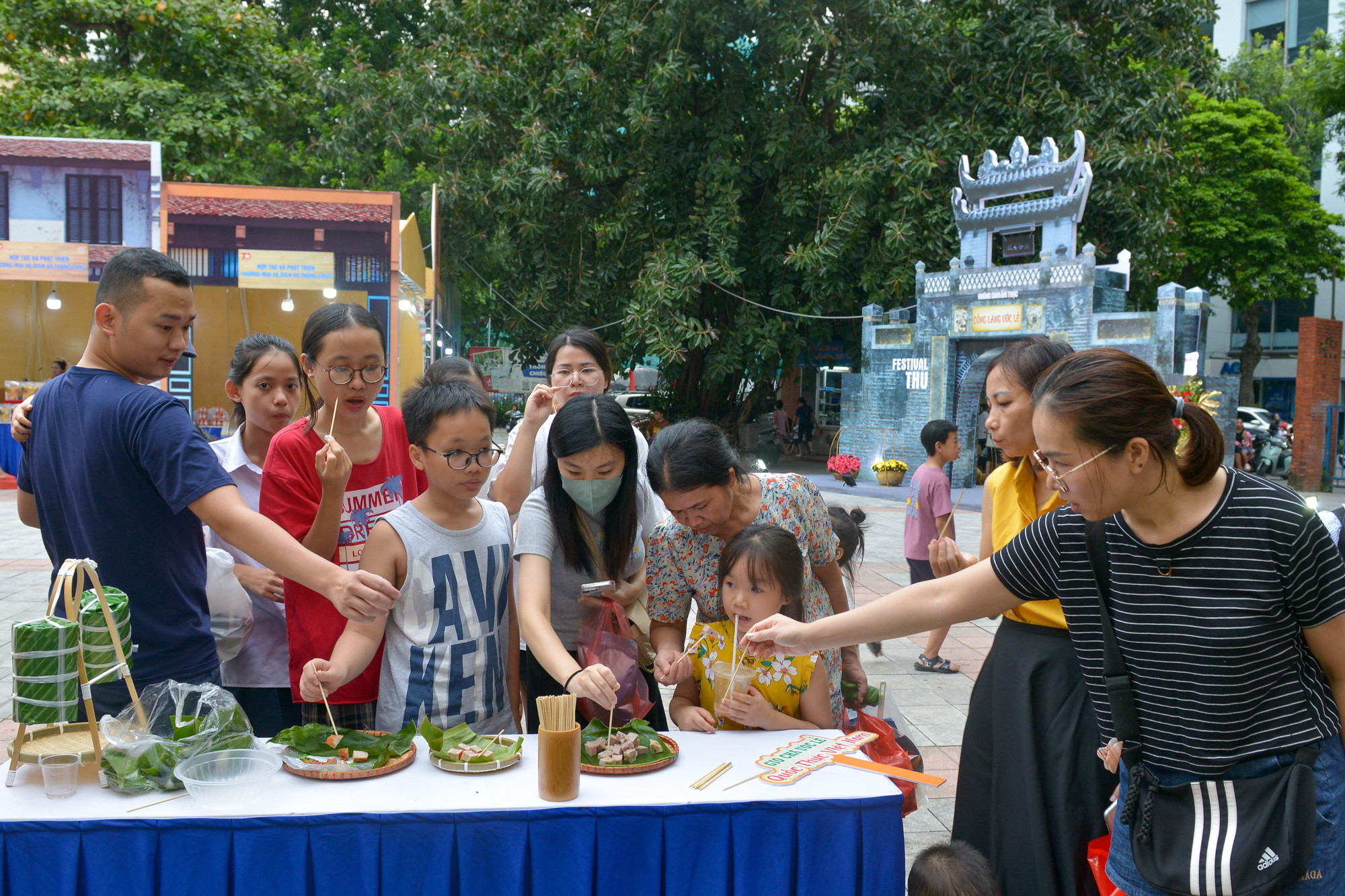Chị Nguyễn Loan chủ gian hàng cho biết: " Đến với Festival Thu Hà Nội năm nay cơ sở giò chả cổ truyền Ước Lễ - huyện Thanh Oai mang đến nhiều sản phẩm được người tiêu dùng ưa chuộng, đặc biệt tại gian hàng khách hàng có thể trực tiếp trải nghiệm công đoạn giã giò bằng tay". Chị Nguyễn Loan chủ gian hàng cho biết: " Đến với Festival Thu Hà Nội năm nay cơ sở giò chả cổ truyền Ước Lễ - huyện Thanh Oai mang đến nhiều sản phẩm được người tiêu dùng ưa chuộng, đặc biệt tại gian hàng khách hàng có thể trực tiếp trải nghiệm công đoạn giã giò bằng tay".