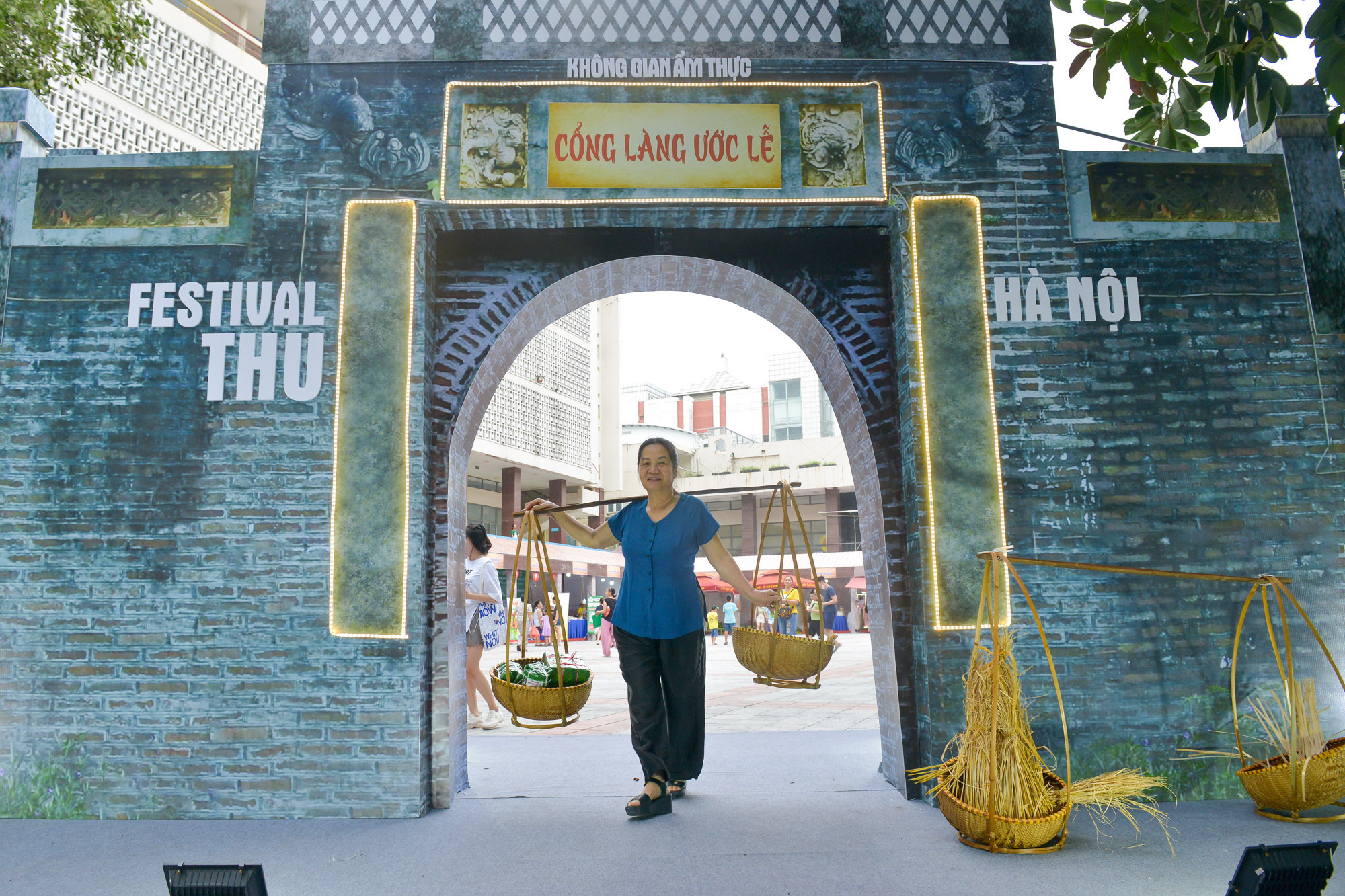 Cổng Không gian ẩm thực Festival Thu Hà Nội 2024 được dựng theo mô hình cổng làng Ước Lễ. Cổng Không gian ẩm thực Festival Thu Hà Nội 2024 được dựng theo mô hình cổng làng Ước Lễ.