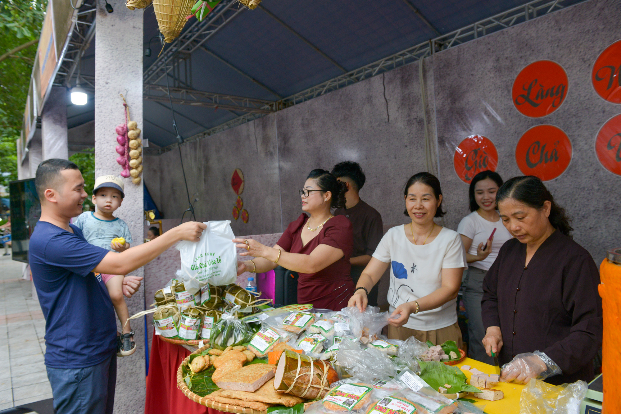 Không gian ẩm thực nằm trong khu vực Cung Thiếu nhi Hà Nội (36-38 Lý Thái Tổ) quy tụ nhiều gian hàng, mang đến các món ăn ở nhiều nơi trong cả nước. Không gian ẩm thực nằm trong khu vực Cung Thiếu nhi Hà Nội (36-38 Lý Thái Tổ) quy tụ nhiều gian hàng, mang đến các món ăn ở nhiều nơi trong cả nước.