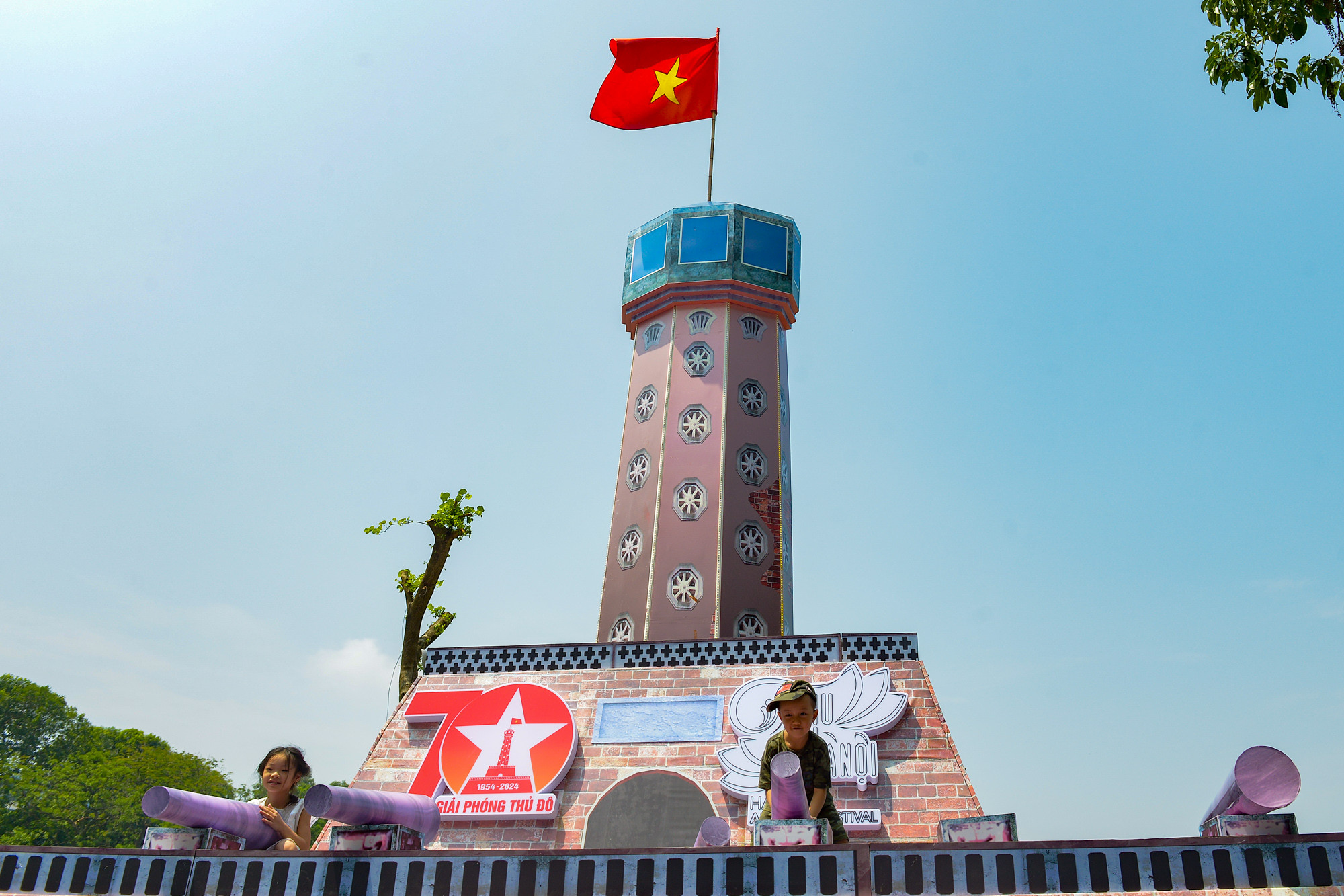 Mô hình “Cột cờ Hà Nội” trên không gian phố đi bộ Hồ Hoàn Kiếm.