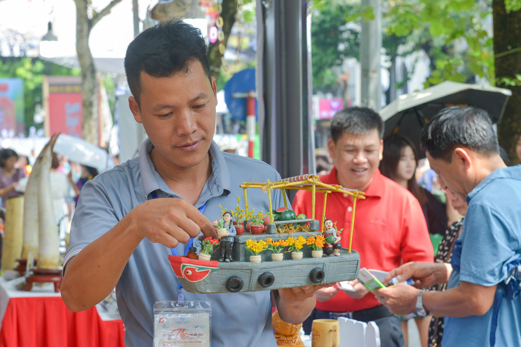 Nghệ nhân Tò he Đặng Văn Hậu cho biết: "Đến với Festival tôi mang đến nhiều các dòng sản phẩm, đặc biệt là những sản phẩm đã được mang đi triển lãm tại nước ngoài và những sản phẩm đã giành được nhiều giải thưởng". Nghệ nhân Tò he Đặng Văn Hậu cho biết: "Đến với Festival tôi mang đến nhiều các dòng sản phẩm, đặc biệt là những sản phẩm đã được mang đi triển lãm tại nước ngoài và những sản phẩm đã giành được nhiều giải thưởng".