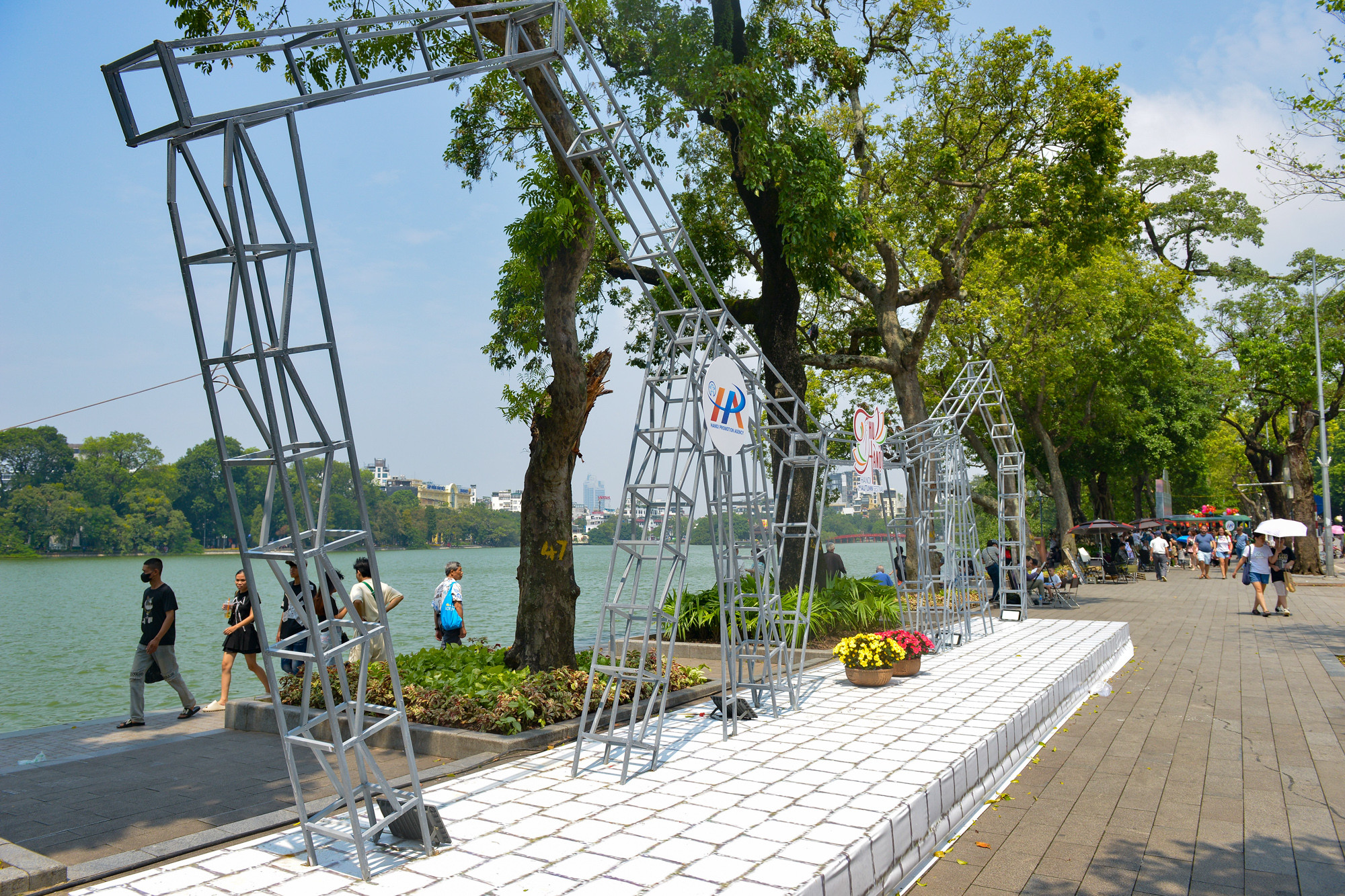 Tiểu cảnh giới thiệu điểm đến du lịch Cầu Long Biên, một biểu tượng của thành phố Hà Nội.